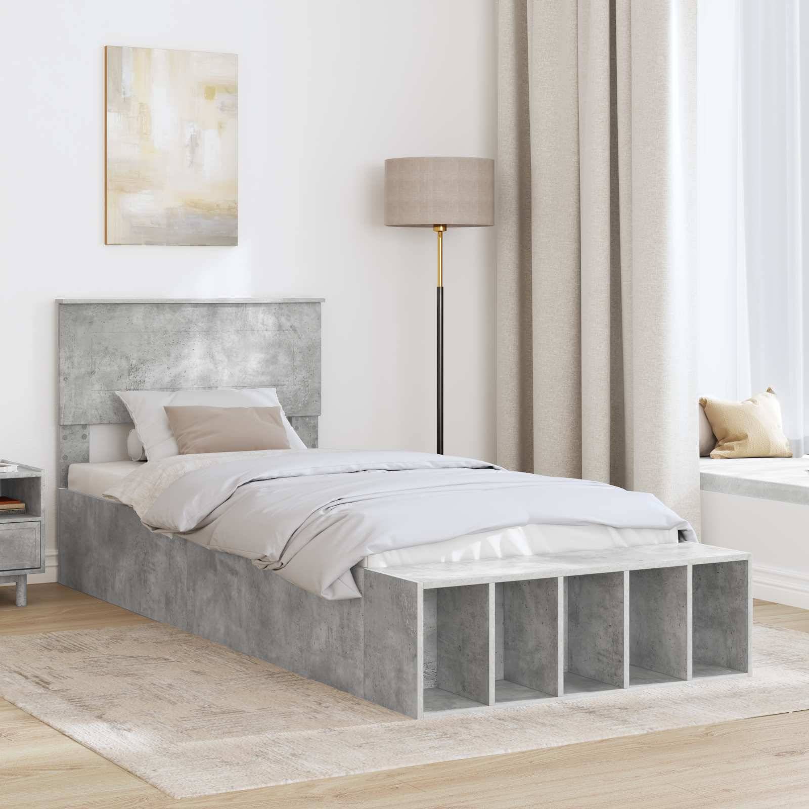 Ein minimalistisches Schlafzimmer mit einem grauen Steinbett mit beigefarbener Bettwäsche, einer Stehlampe und einer Fensterbank mit Kissen schafft eine friedliche Atmosphäre.
