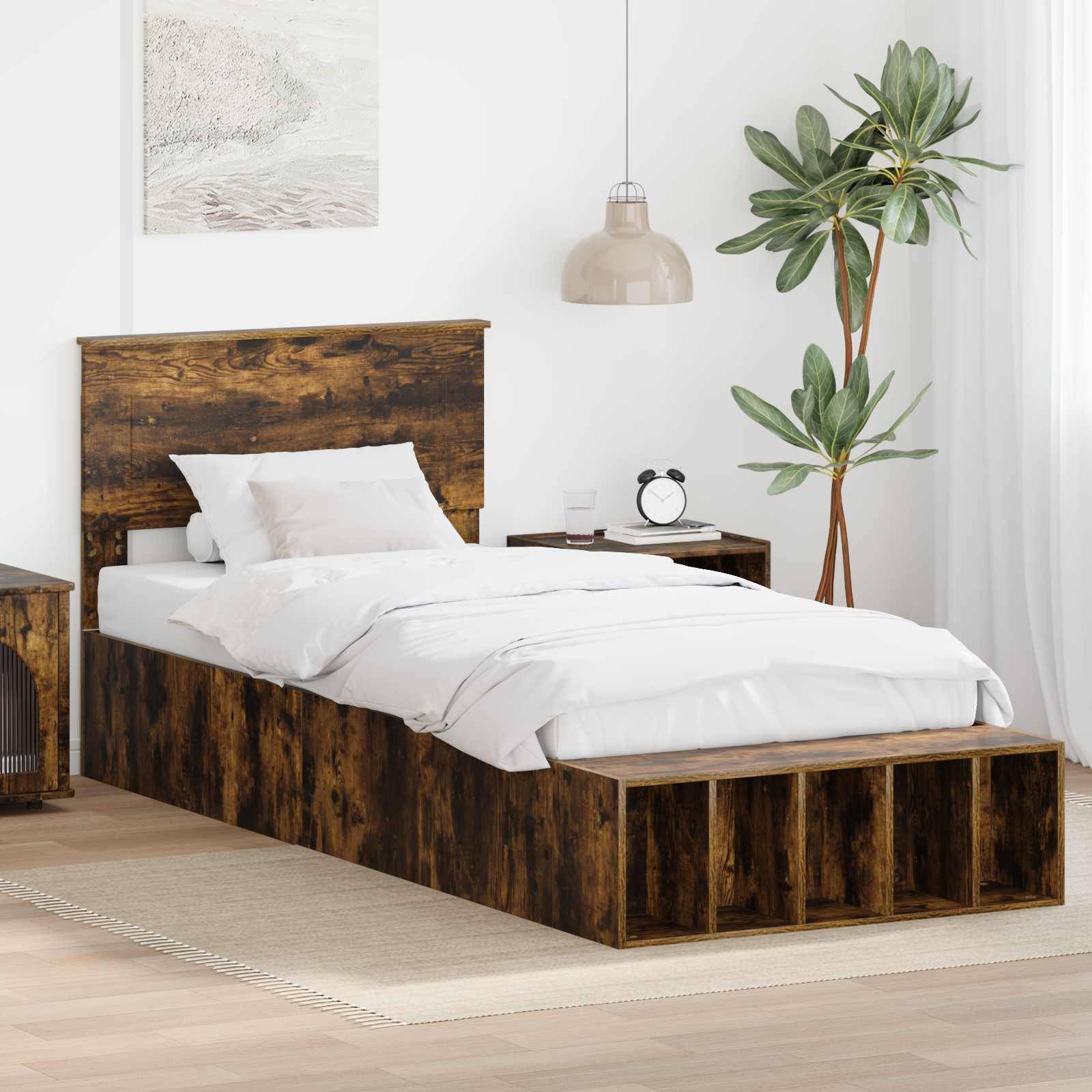Ein Holzbett mit Bücherregal-Kopfteil, weißer Bettwäsche und Kissen. Ein Nachttisch mit einer Lampe und einer Pflanze steht neben dem Bett.