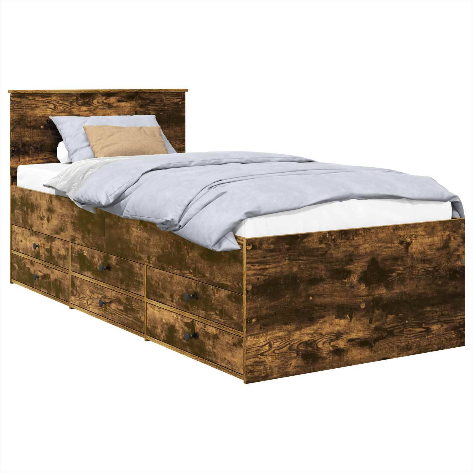 Ein Holzbettgestell mit Staurageschubladen darunter, ein schlichter Kopfteil und Bettwäsche in neutralen Blau- und Beigetönen.