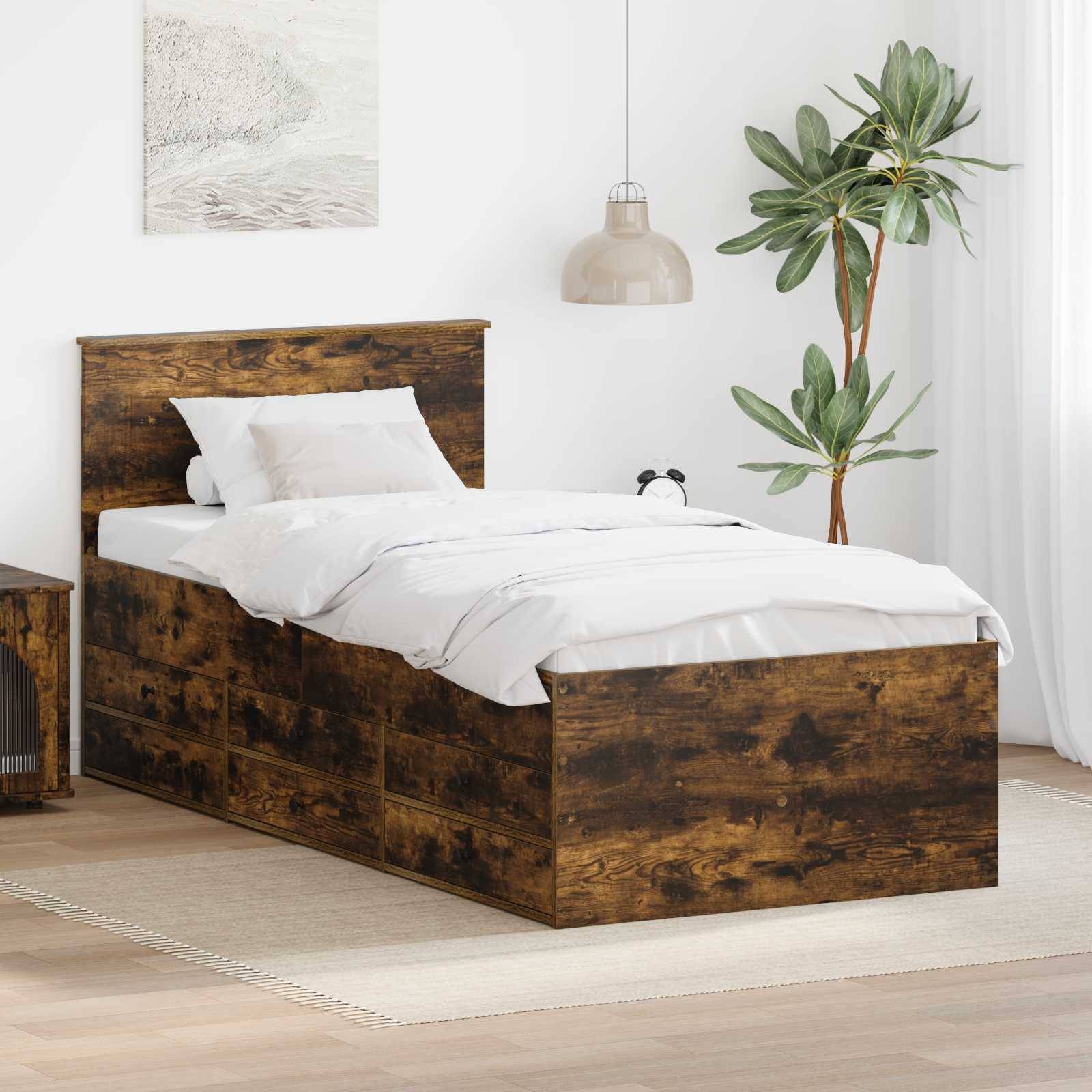 Ein Holz-Aufbewahrungsbett mit weißer Bettwäsche, ein Nachttisch, eine Pendelleuchte und eine Zimmerpflanze in einer minimalistischen Schlafzimmerumgebung.