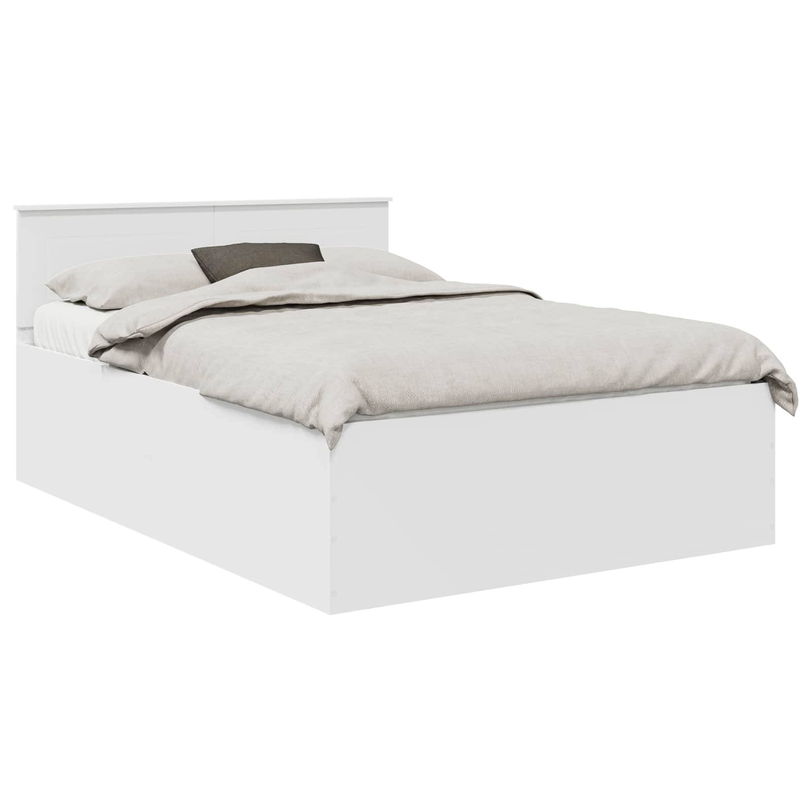 Ein weißes Bett mit Kopfteil, bedeckt mit einer beigen Bettdecke und zwei Kissen, vor einem einfarbigen Hintergrund platziert.