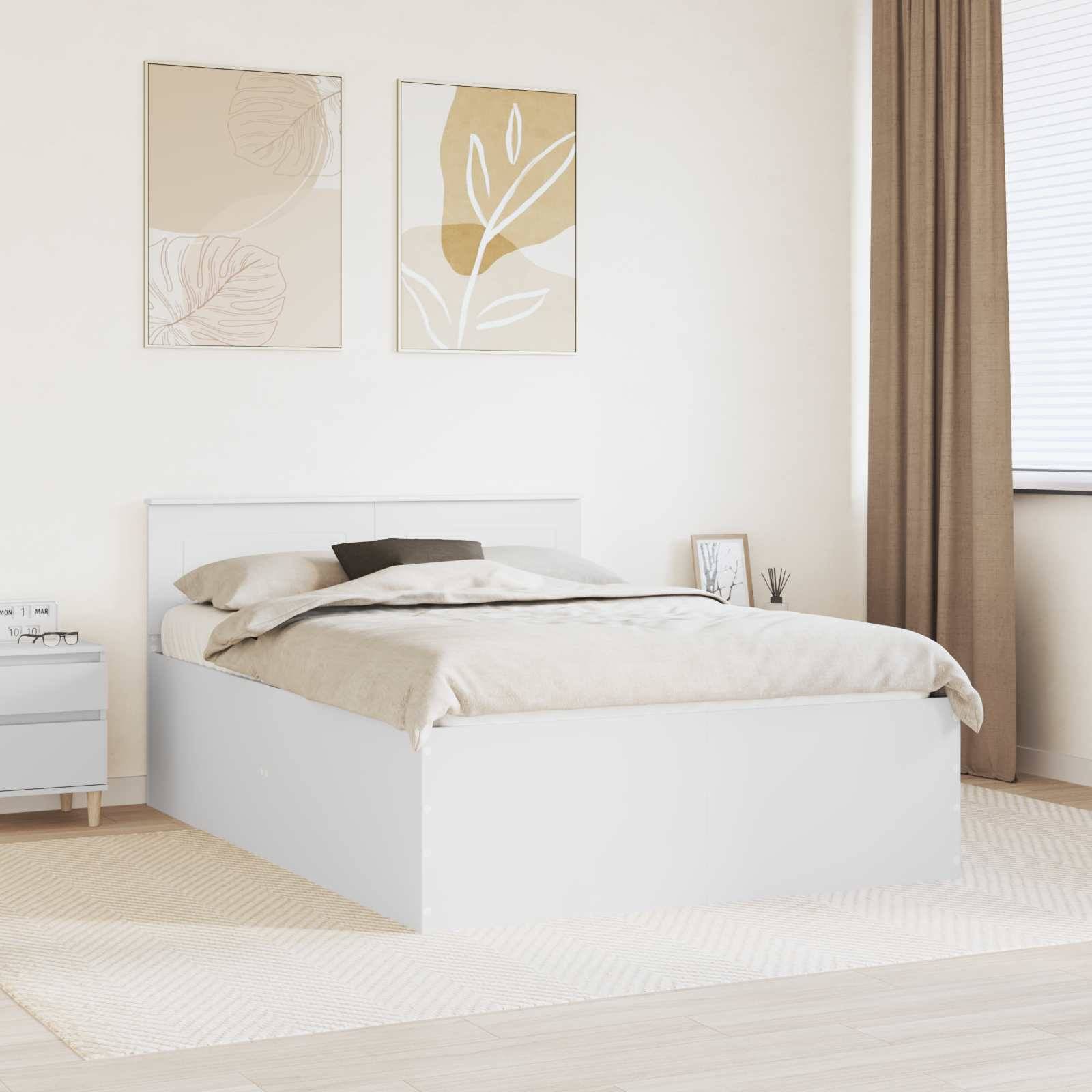 Ein minimalistisches Schlafzimmer mit einem weißen Bett, einem hellgrauen Nachttisch und abstrakten beigen Kunstwerken an der Wand, das von natürlichem Licht durch ein Fenster beleuchtet wird.