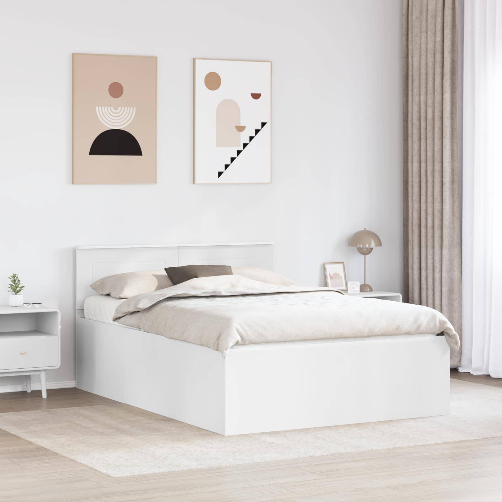 Ein minimalistisches Schlafzimmer mit einem weißen Bett, beigefarbener Bettwäsche, zwei abstrakten Kunstwerken an der Wand, einem Nachttisch, einer Lampe und leichten Gardinen.