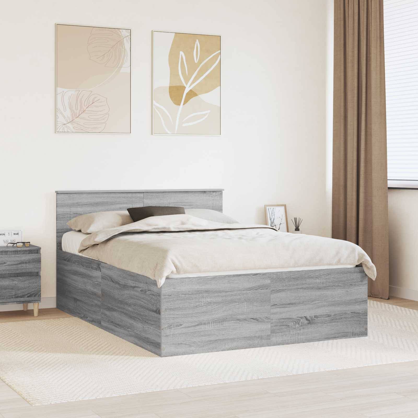 Ein modernes Schlafzimmer mit einem grauen Holzbett und einem passenden Nachttisch. Neutrale Bettwäsche und abstrakte Kunst an der Wand ergänzen die Einrichtung.