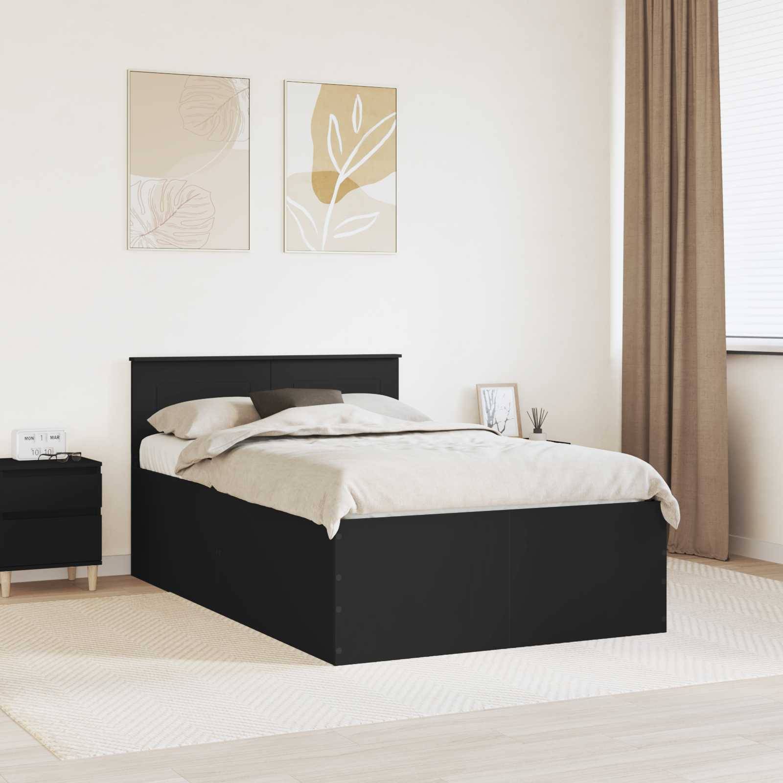 Ein sauber gemachtes Bett mit beige und weißer Bettwäsche steht neben einem schwarzen Nachttisch in einem minimalistischen Schlafzimmer mit beigen Vorhängen und Wandkunst.