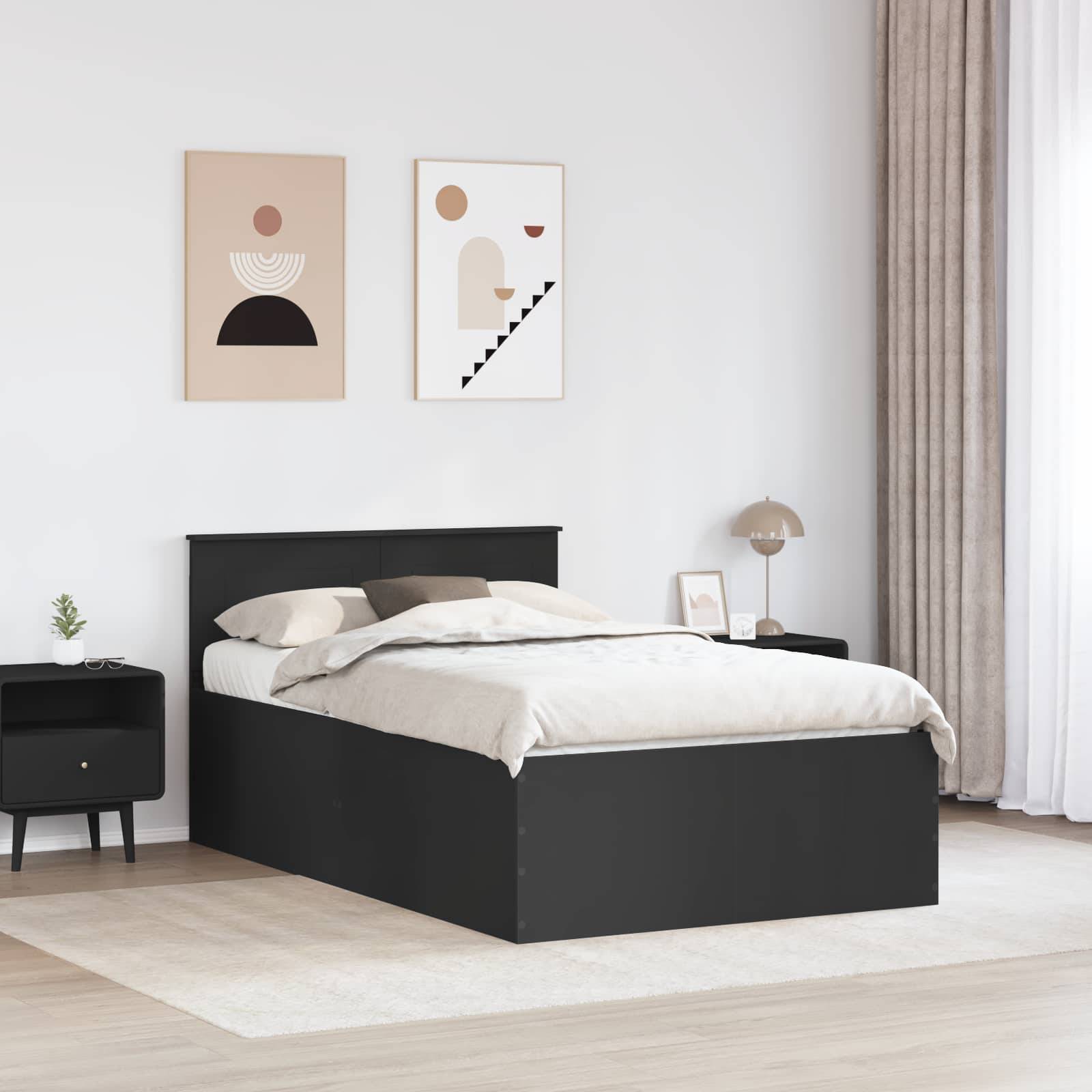 Ein modernes Schlafzimmer zeigt ein schwarzes Bett mit weißer Bettwäsche, flankiert von einem schwarzen Nachttisch. Zwei abstrakte Kunstwerke hängen über dem Bett.