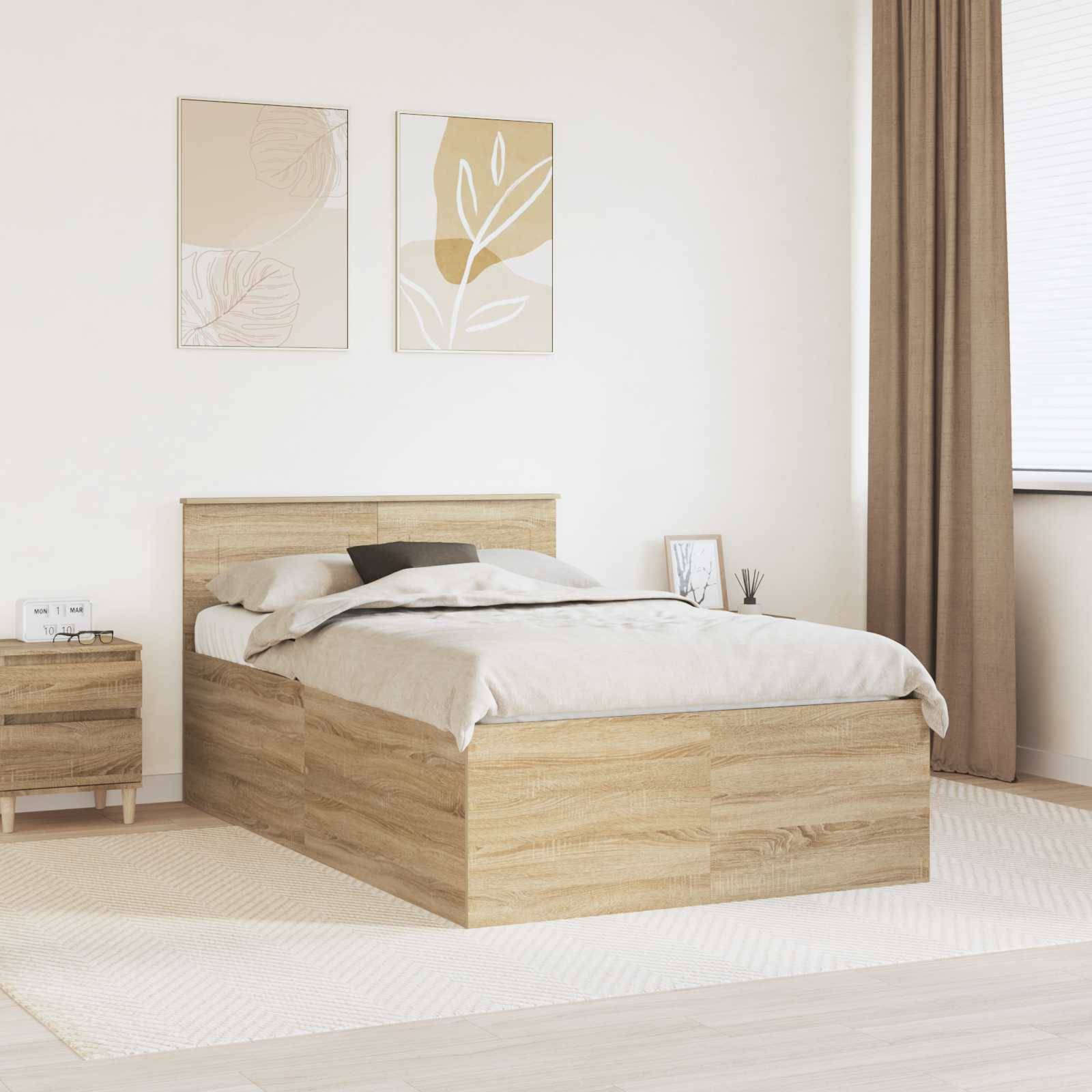 Ein minimalistisches Schlafzimmer mit einem hellen Holzbett, einem Nachttisch und neutraler Bettwäsche. Zwei abstrakte Blätterdrucke hängen über dem Bett. Natürliches Licht fällt durch ein Fenster mit Vorhängen.