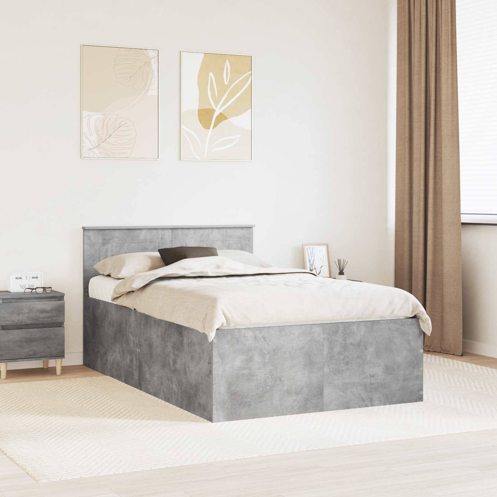 Ein modernes Schlafzimmer mit einem grauen Bett, beigen Bettwäsche, einem Nachttisch und minimalistischer Wandkunst. Großes Fenster mit braunen Vorhängen auf der rechten Seite.