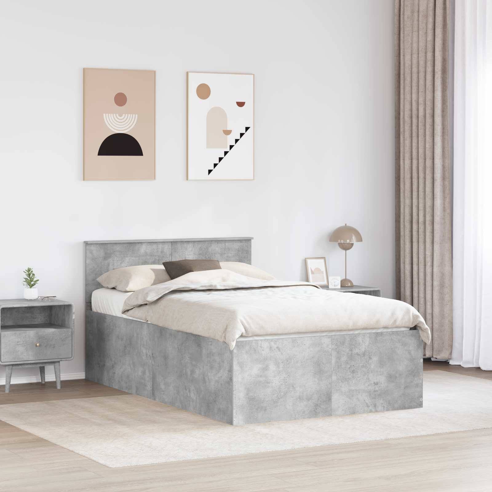Schlafzimmer mit einem grauen Bett, beigen Bettwäsche, grauem Nachttisch und abstrakter Kunst an der Wand. Natürliches Licht von einem Fenster mit beigen Vorhängen.