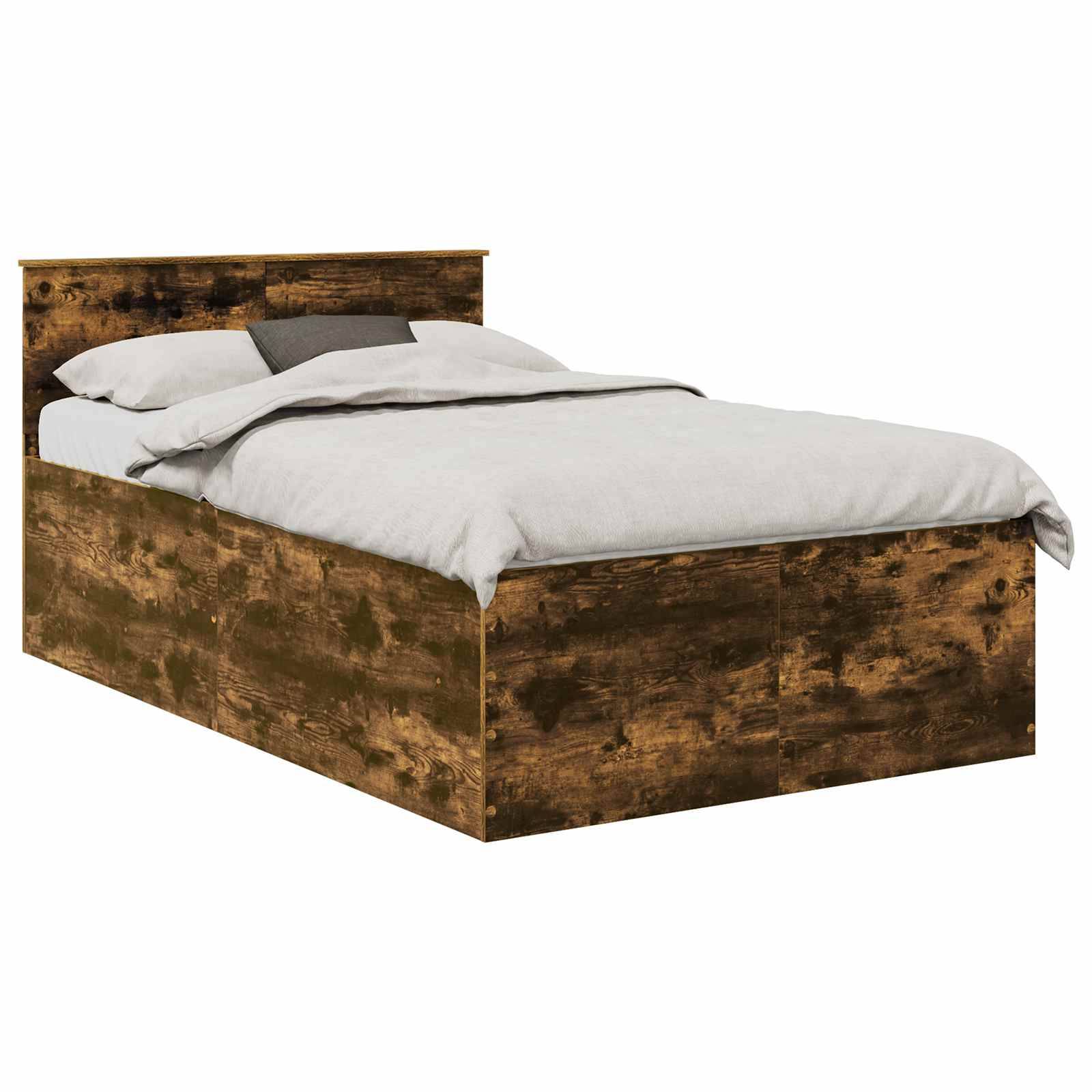 Ein rustikales Holzbett mit hohem Kopfteil, ordentlich bezogen mit weißer Bettwäsche und Kissen, das ein robustes und elegantes Design präsentiert.