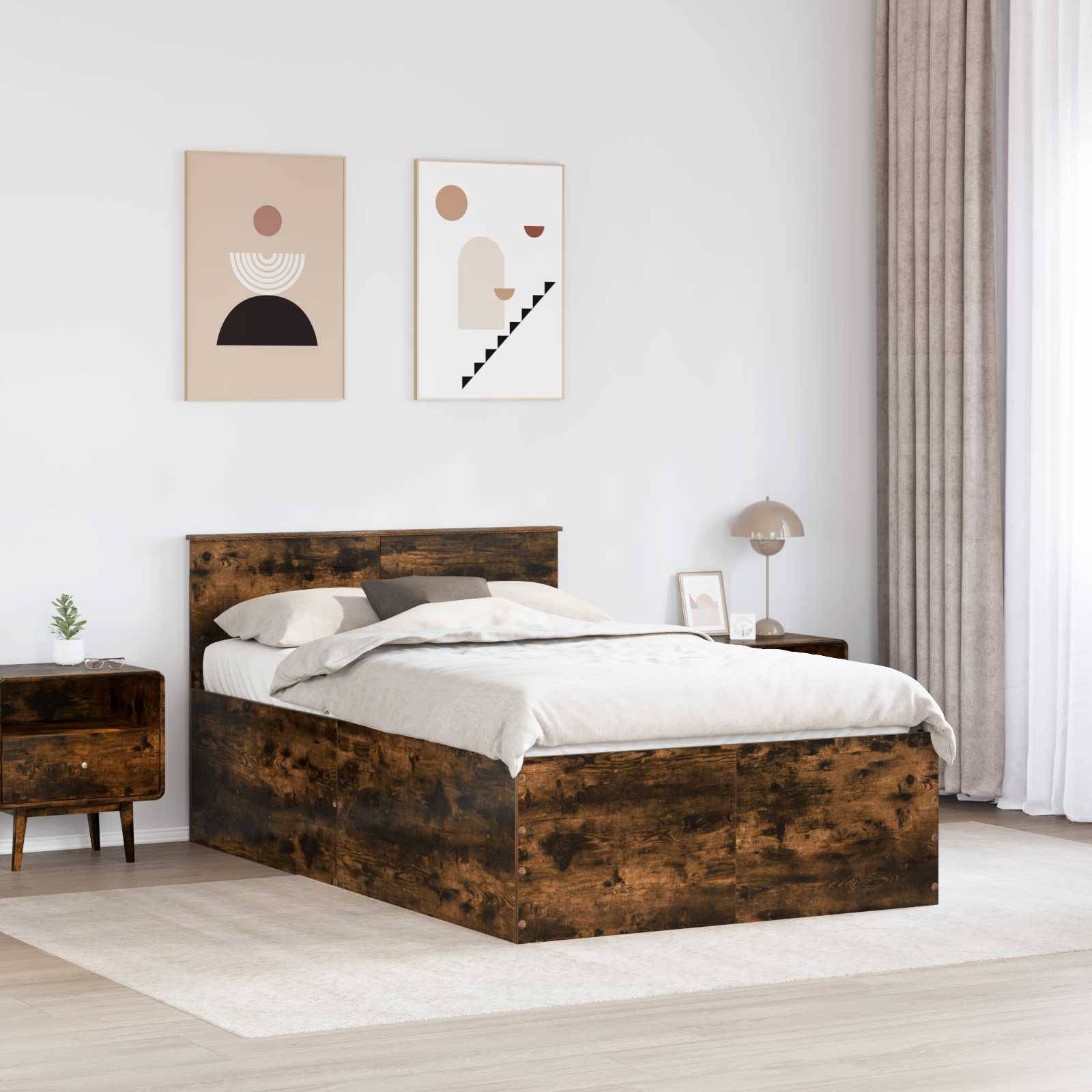 Schlafzimmer mit einem Holzbett, weißer Bettwäsche, einem Nachttisch, einer Lampe und zwei abstrakten Gemälden an der Wand. Neutrale, moderne Einrichtung.