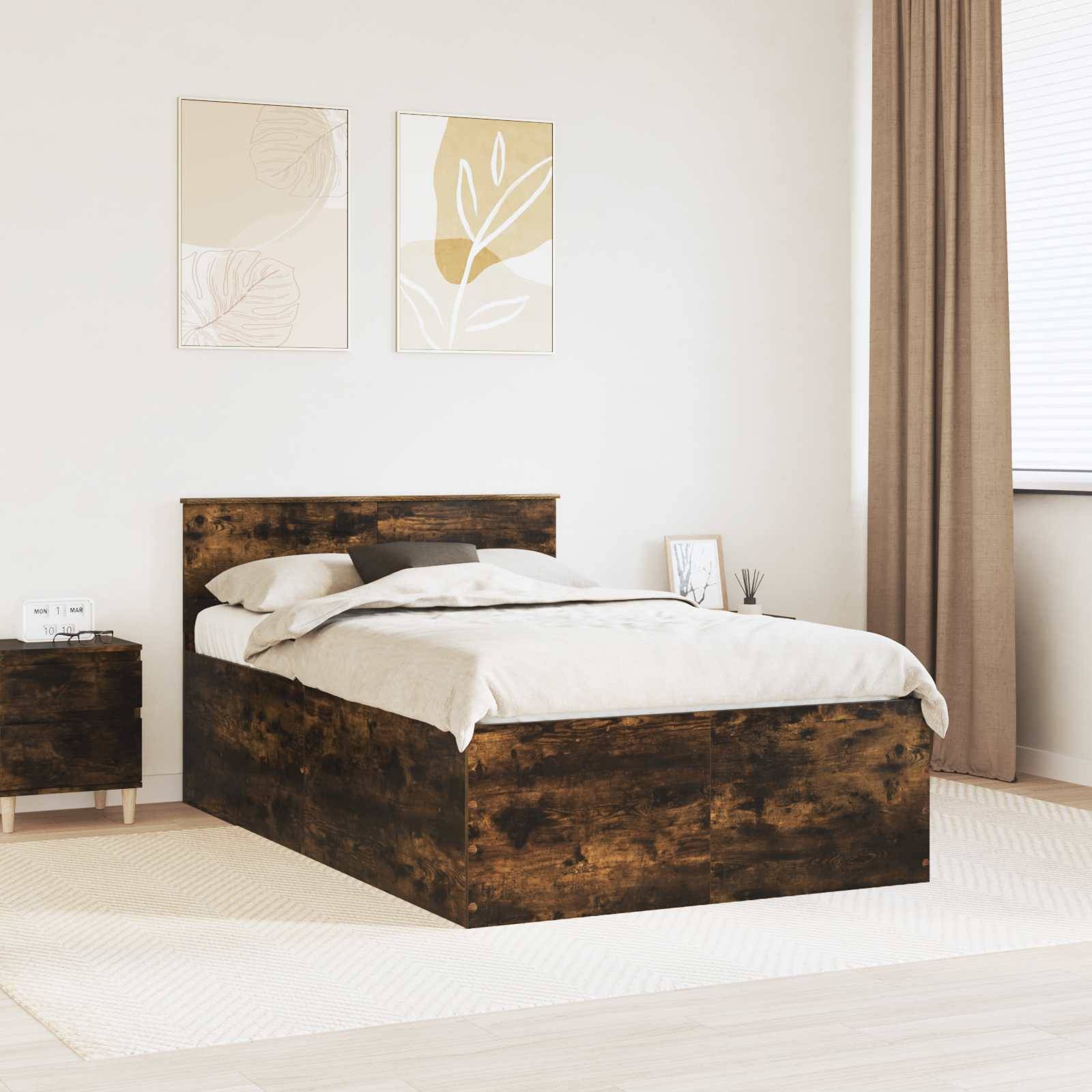 Ein Schlafzimmer mit einem Holzbett, weißer Bettwäsche, einem passenden Nachttisch, abstrakter Kunst an der Wand und einem Fenster mit beigen Vorhängen.