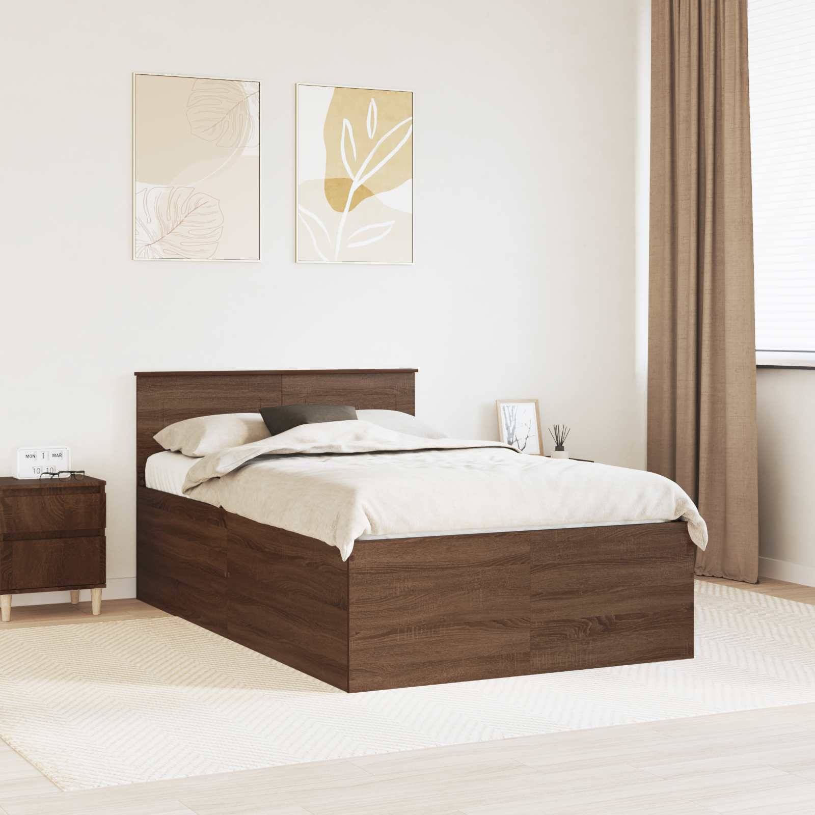 Ein minimalistisches Schlafzimmer mit einem Holzbett, beigefarbener Bettwäsche und einem Nachttisch. Hellgefärbte Vorhänge und abstrakte Kunstdrucke schmücken die Wände.