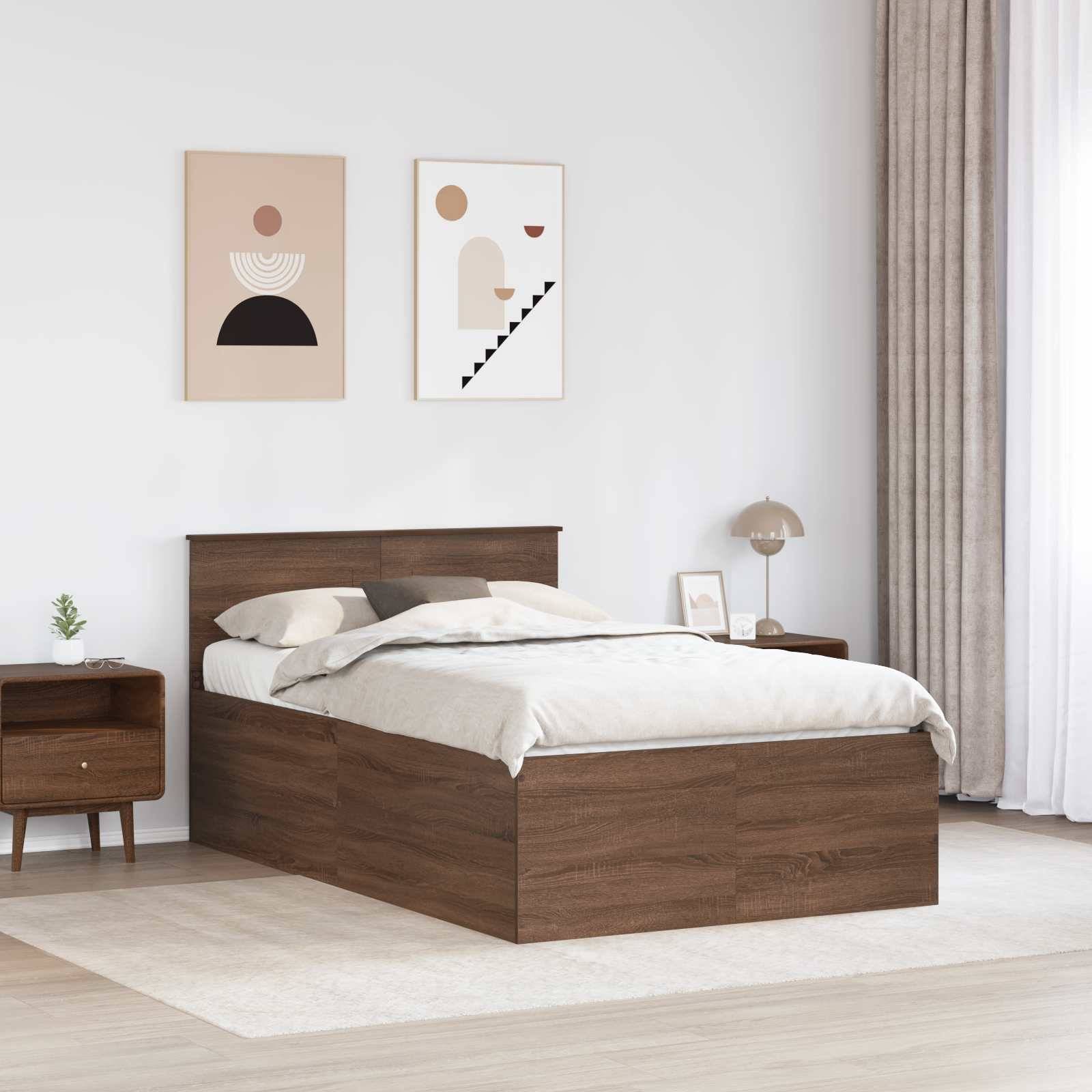 Ein ordentlich eingerichtetes Schlafzimmer mit einem Holzbett, weißer Bettwäsche und zwei minimalistischen Kunstwerken an der Wand. Auf einer Seite steht ein Nachttisch mit einer Lampe.