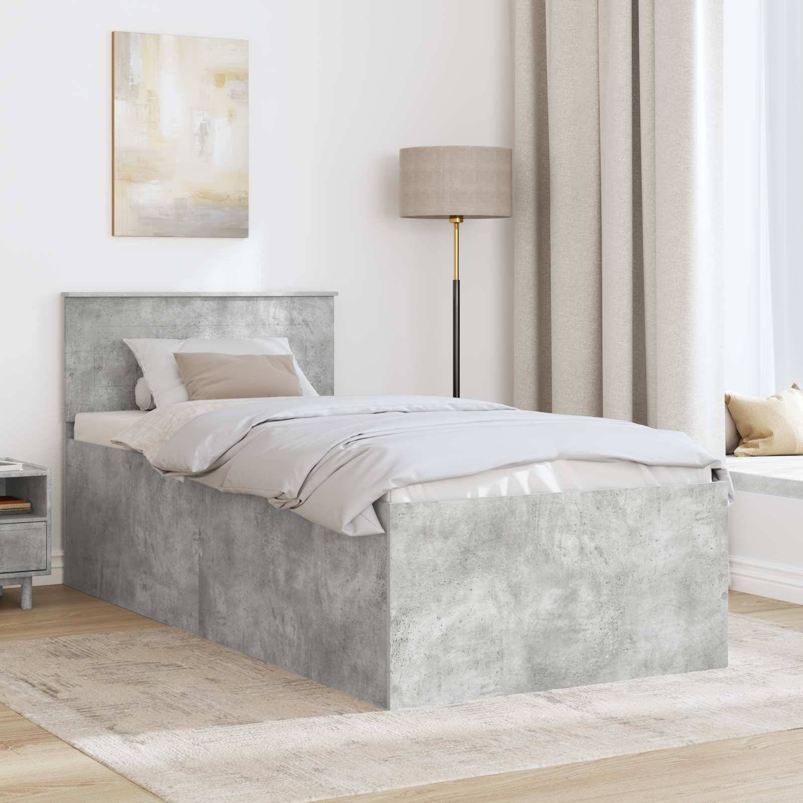 Ein modernes Schlafzimmer zeigt ein graues strukturiertes Bett mit weißer und beiger Bettwäsche, eine Stehlampe, einen kleinen Beistelltisch und ein Wandgemälde.