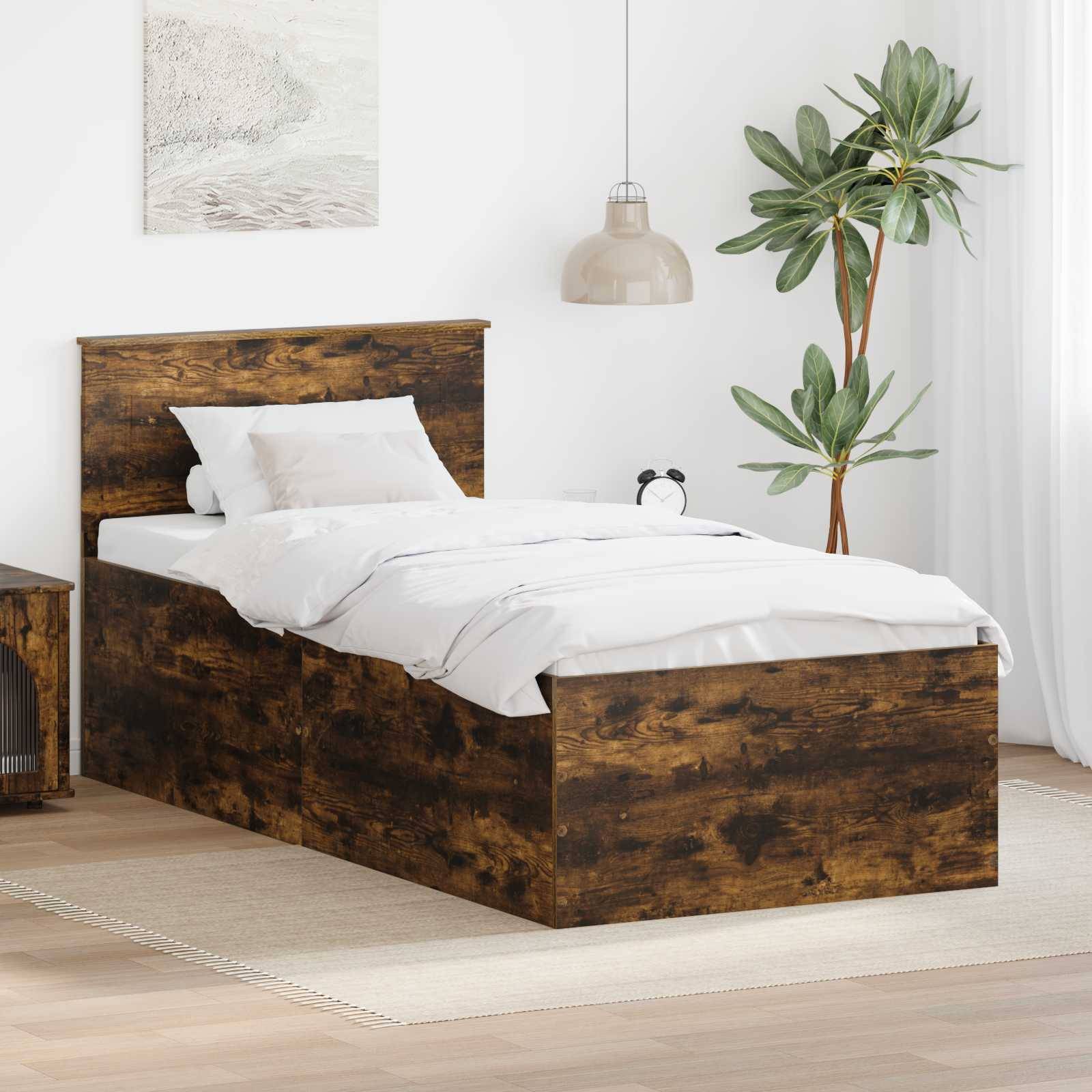 Ein gemütliches Schlafzimmer mit einem Holzbett, das mit weißer Bettwäsche bezogen ist, ein Nachttisch mit einer Uhr, eine Pendelleuchte darüber und eine Topfpflanze in der Nähe.