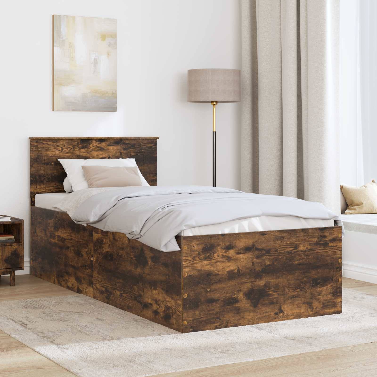 Ein gemütliches Schlafzimmer zeigt ein Holzbett mit weißer und beige gehaltener Bettwäsche, einen passenden Nachttisch, eine Stehlampe und einen hellgefärbten Vorhang.