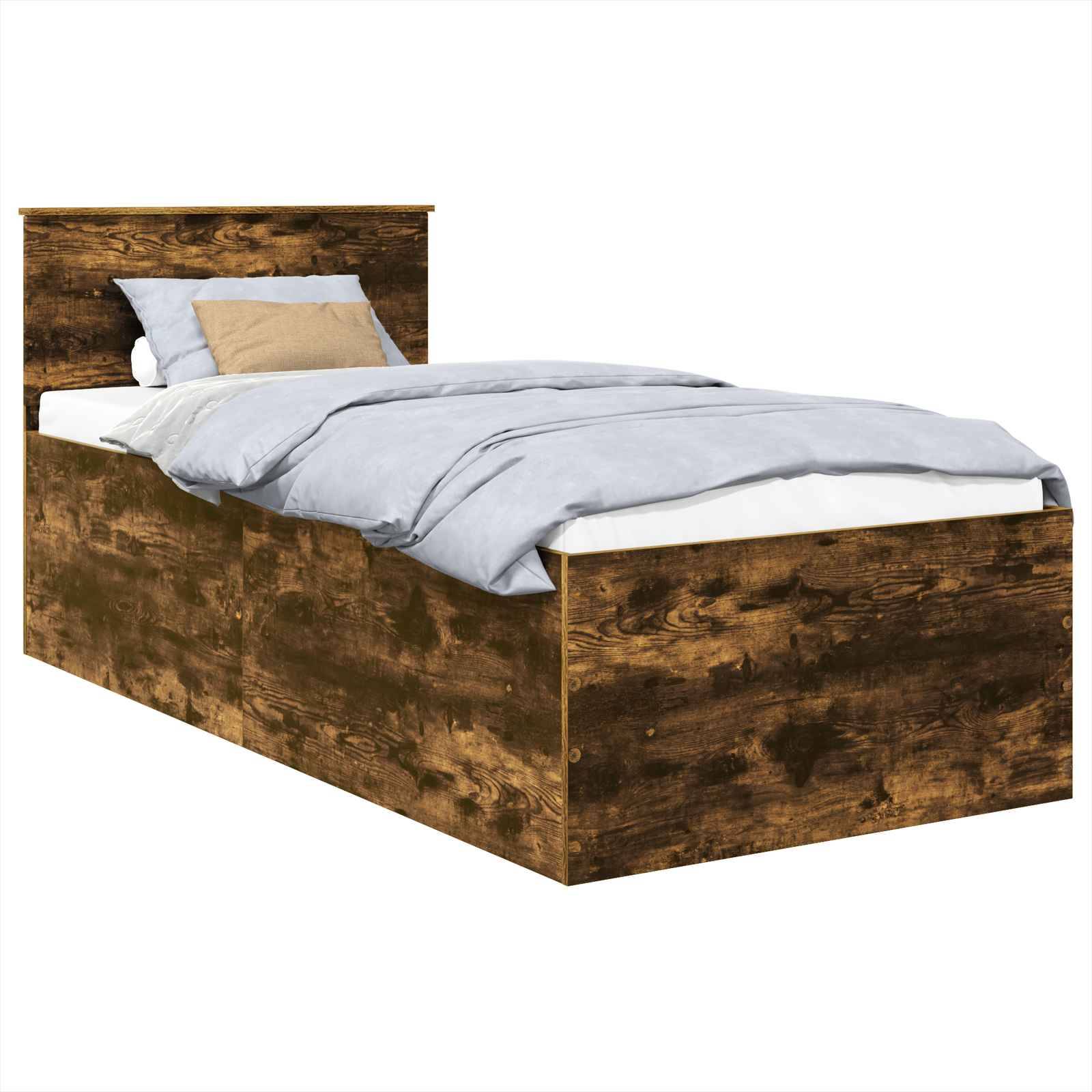 Ein Holz-Doppelbett mit Kopfteil, hellblauer Bettwäsche und einem beigen Kissen, mit rustikaler Oberfläche. Das Bett bietet reichlich Stauraum darunter.