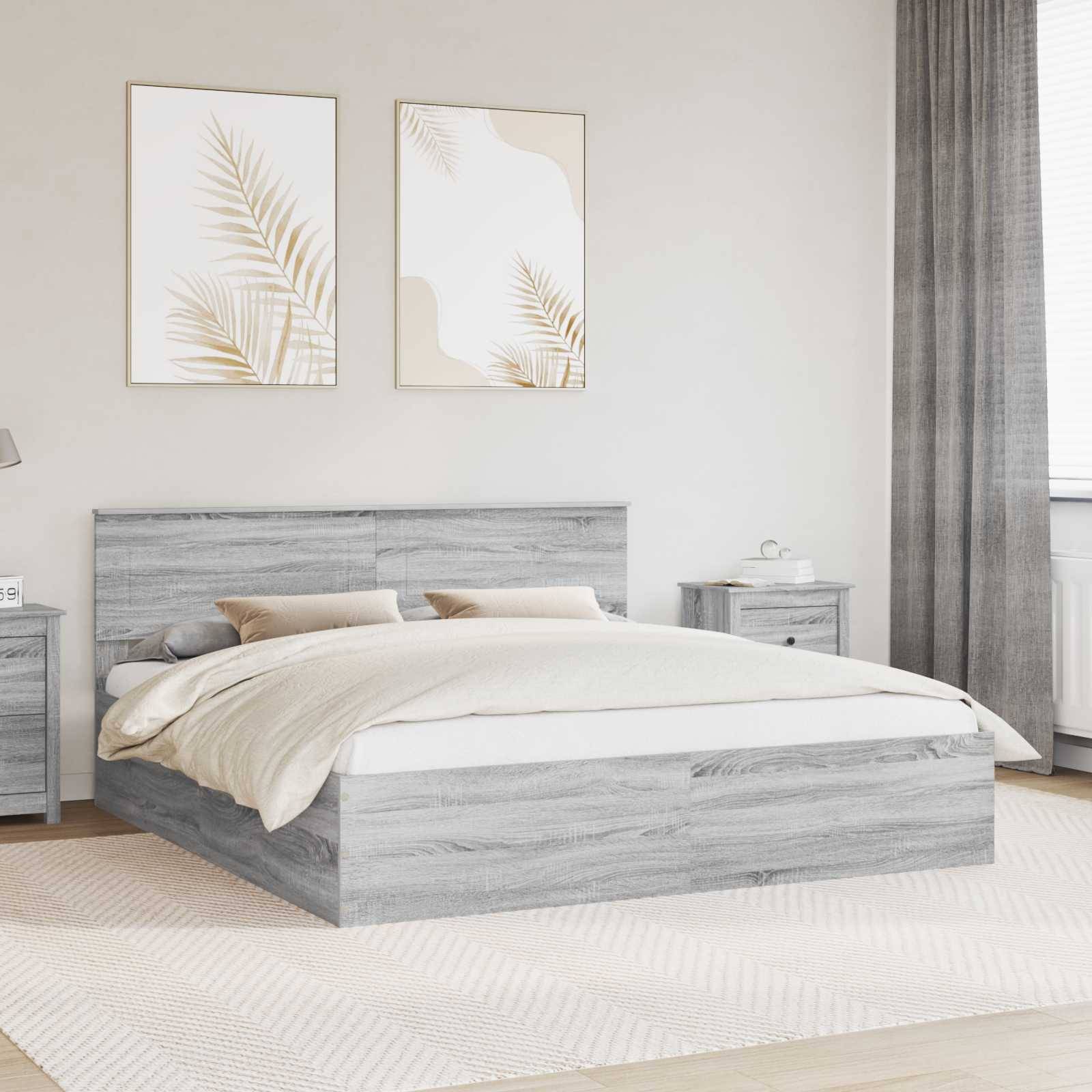 Ein modernes Schlafzimmer mit einem grauen Holzbett und passenden Nachttischen. Beige und weiße abstrakte Blattkunst hängt über dem Bett. Weiches natürliches Licht fällt durch das Fenster.