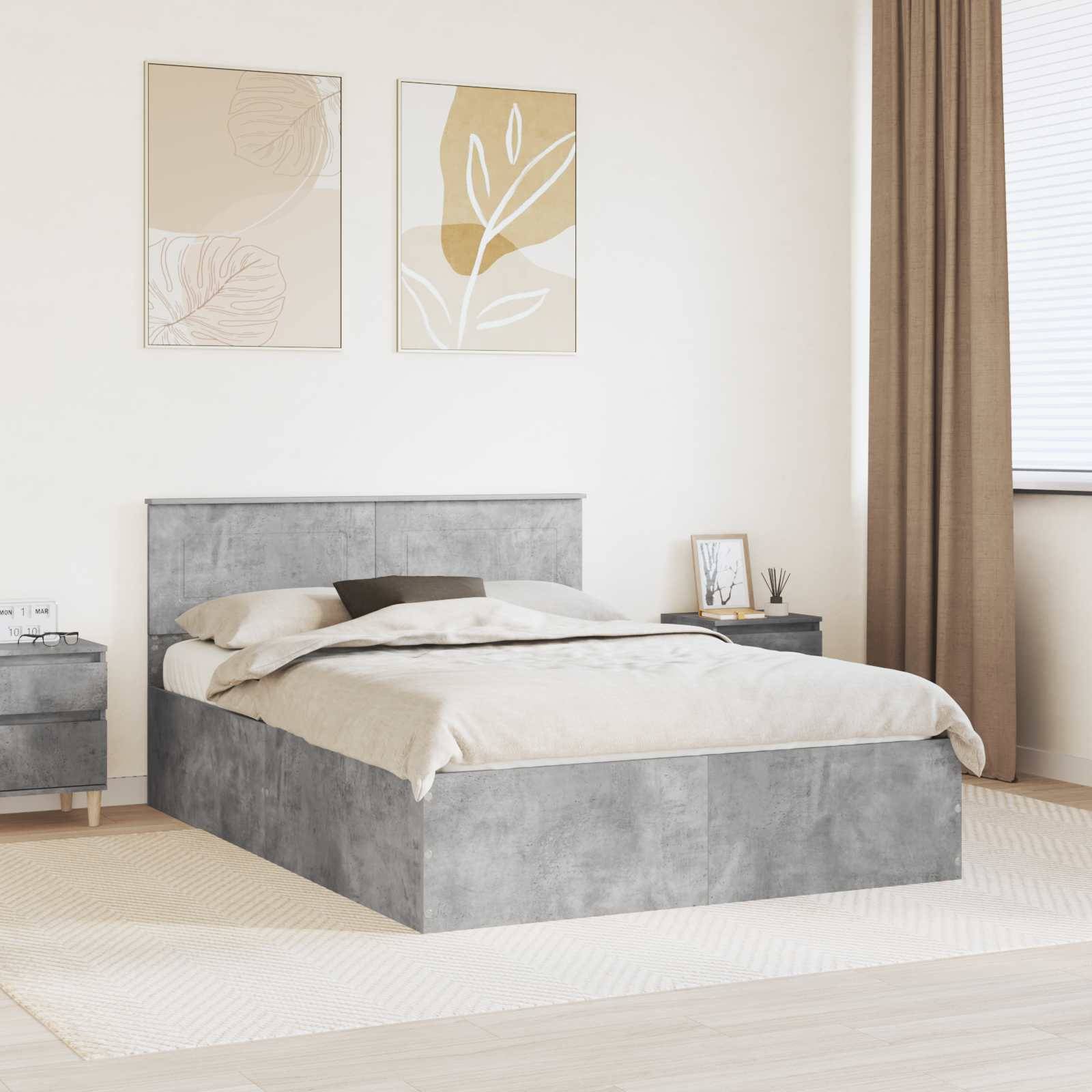 Modernes Schlafzimmer mit einem grauen Podestbett, beigefarbener Bettwäsche, passenden Nachttischen und abstrakter Wandkunst darüber. Neutrale, minimalistische Einrichtung.