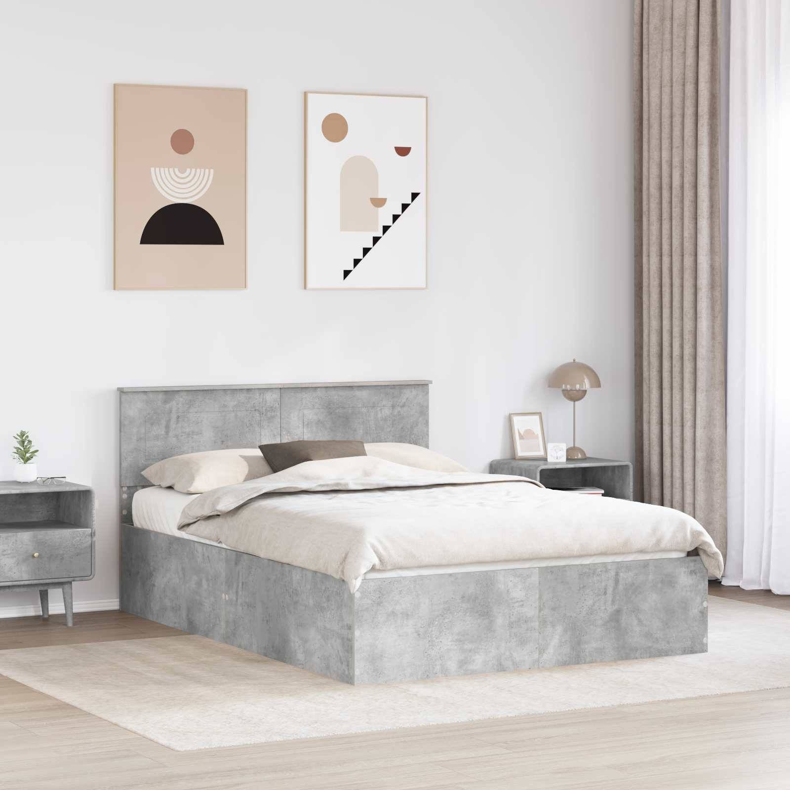 Ein modernes Schlafzimmer mit einem grauen Bett, beige Bettwäsche und abstrakten Kunstwerken an der Wand. Ein Nachttisch trägt eine Lampe und Bücher, neben einem Vorhang.