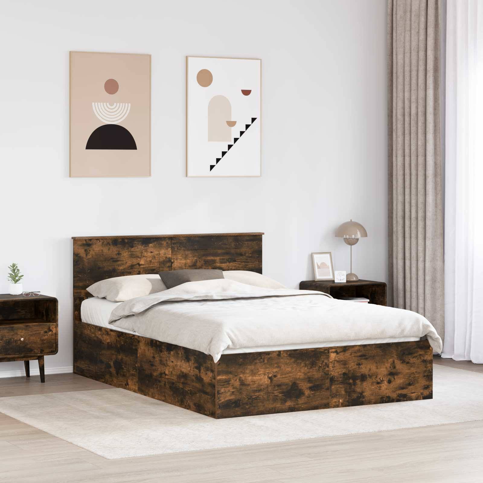 Ein minimalistisches Schlafzimmer mit einem Holzbett, beigefarbener Bettwäsche und einem passenden Nachttisch. Abstrakte Kunst hängt an einer weißen Wand; eine Lampe steht in der Nähe.