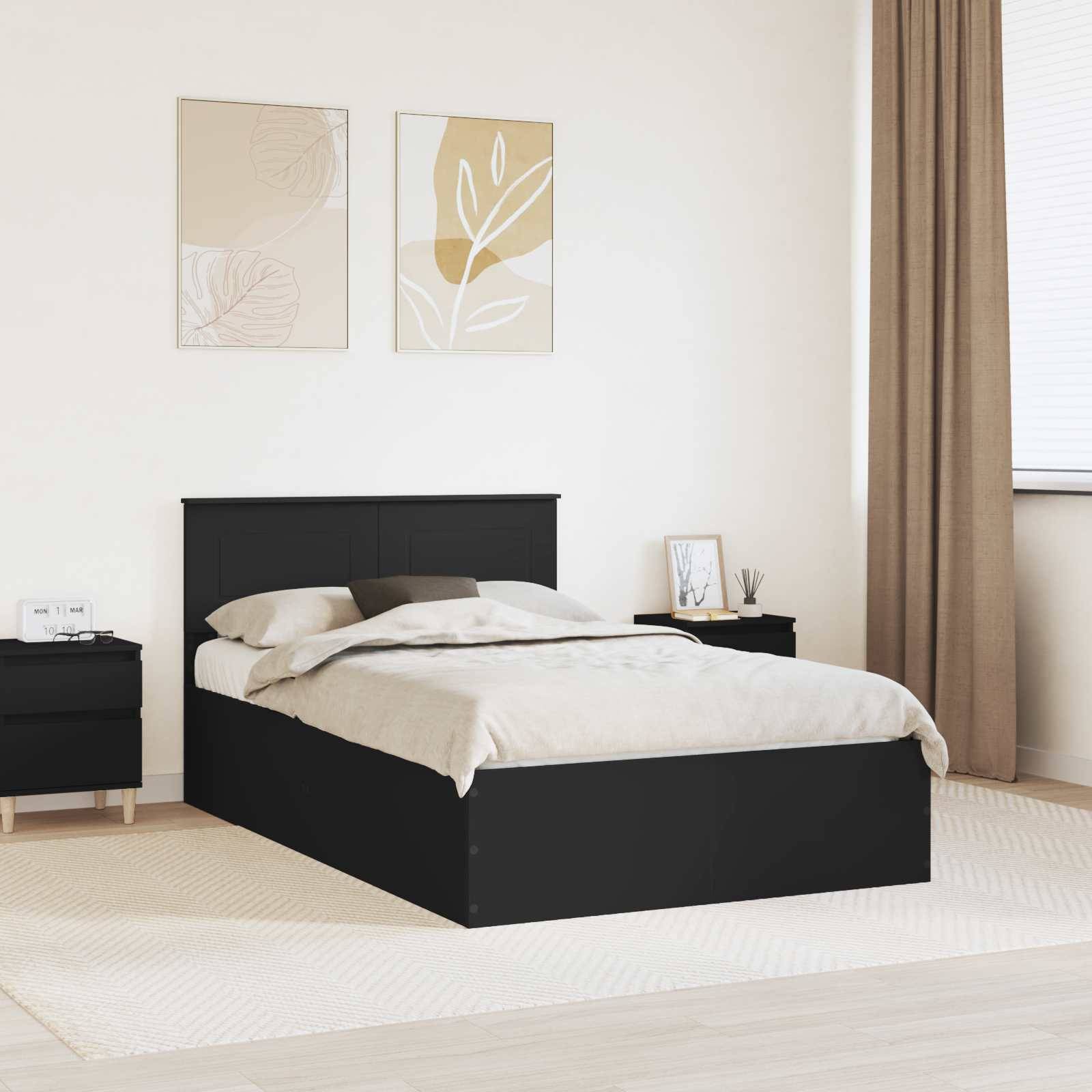 Ein modernes Schlafzimmer zeigt ein schwarzes Bett mit beigefarbener Bettwäsche, flankiert von schwarzen Nachttischen. Zwei abstrakte Blätterdrucke schmücken die Wand.