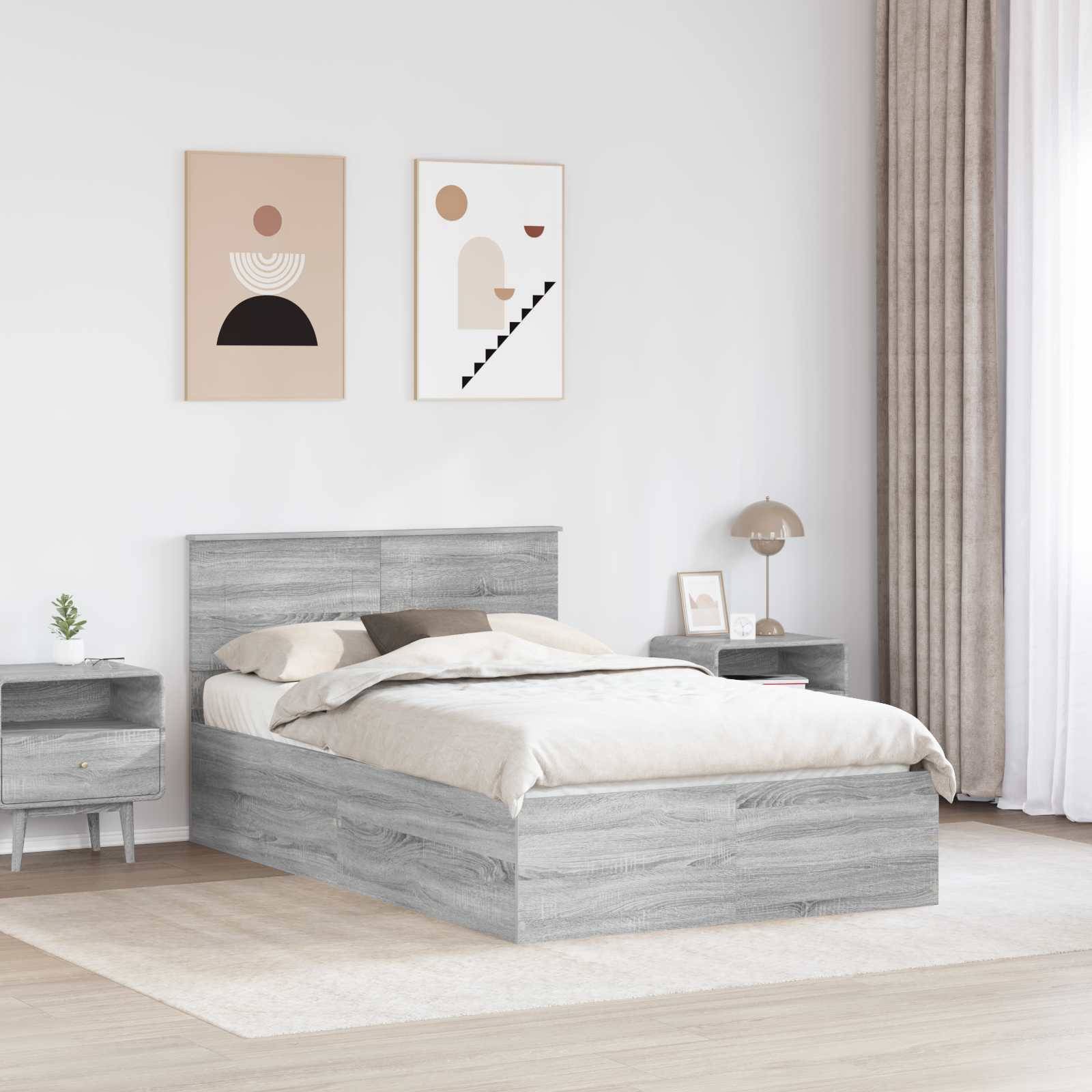 Ein modernes Schlafzimmer mit einem Bett aus grauem Holz, beigefarbener Bettwäsche und zwei passenden Nachttischen. Abstrakte Kunst hängt über dem Bett, und eine Lampe steht auf einem Nachttisch.