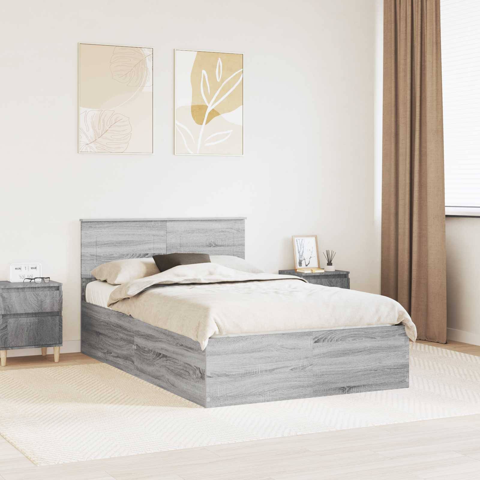 Ein modernes Schlafzimmer mit einem grauen Holzbett, beigefarbener Bettwäsche und zwei Nachttischen. Minimalistische Dekoration, gerahmte Kunst über dem Bett und natürliches Licht.