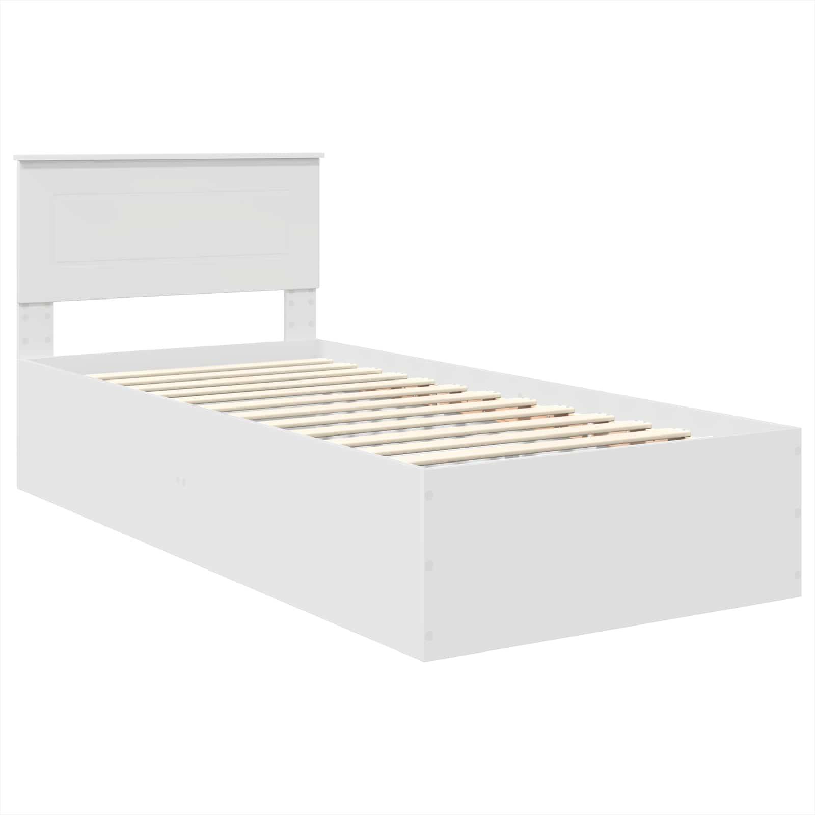 Ein weißer Einzelbettrahmen mit einem schlichten Kopfteil und Holzlatten, von einem Winkel aus betrachtet, vor einem einfarbigen weißen Hintergrund.