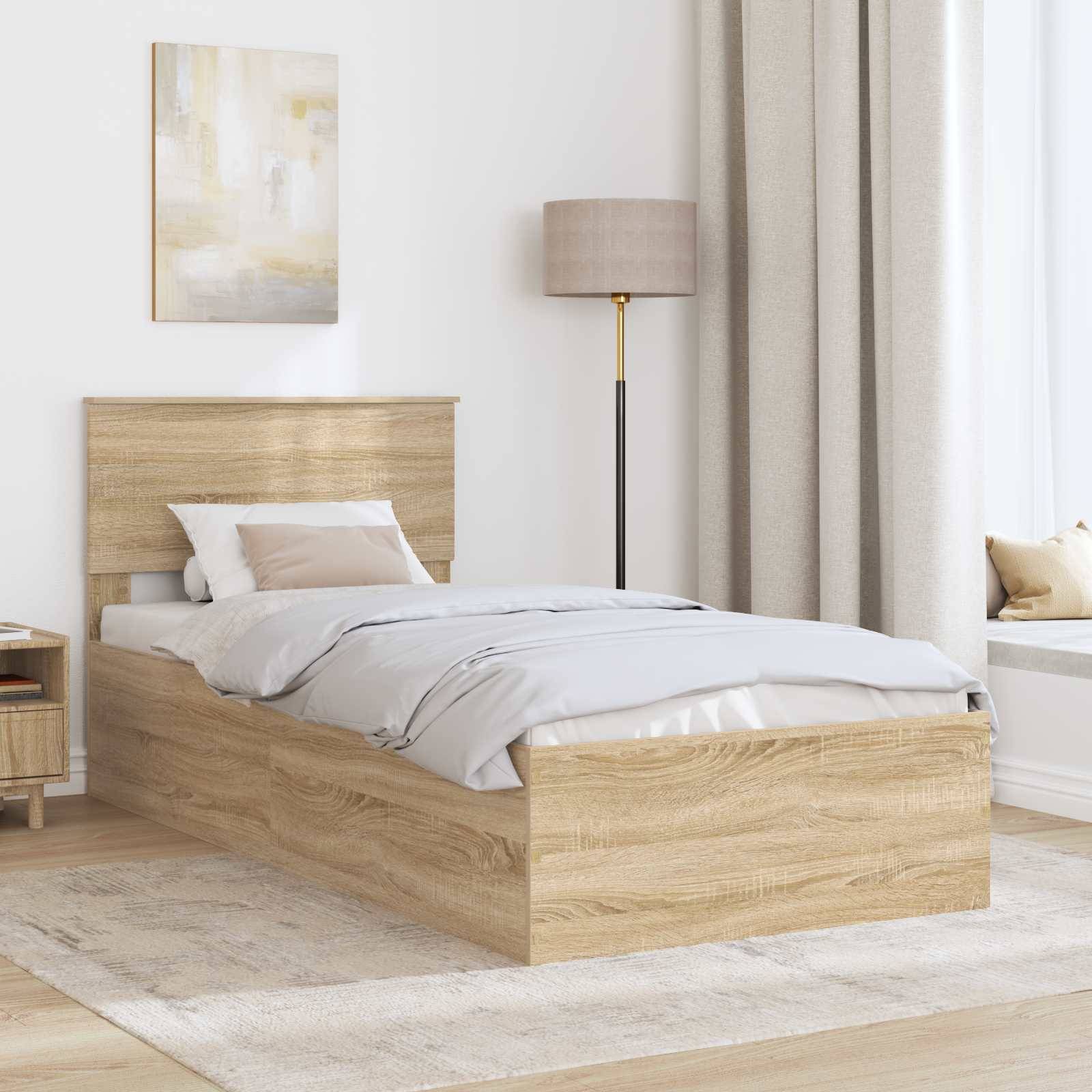 Ein minimalistisches Schlafzimmer präsentiert ein Holzbett mit weißer und beiger Bettwäsche, einer Stehlampe und einem kleinen Nachttisch, wodurch eine ruhige Atmosphäre entsteht.
