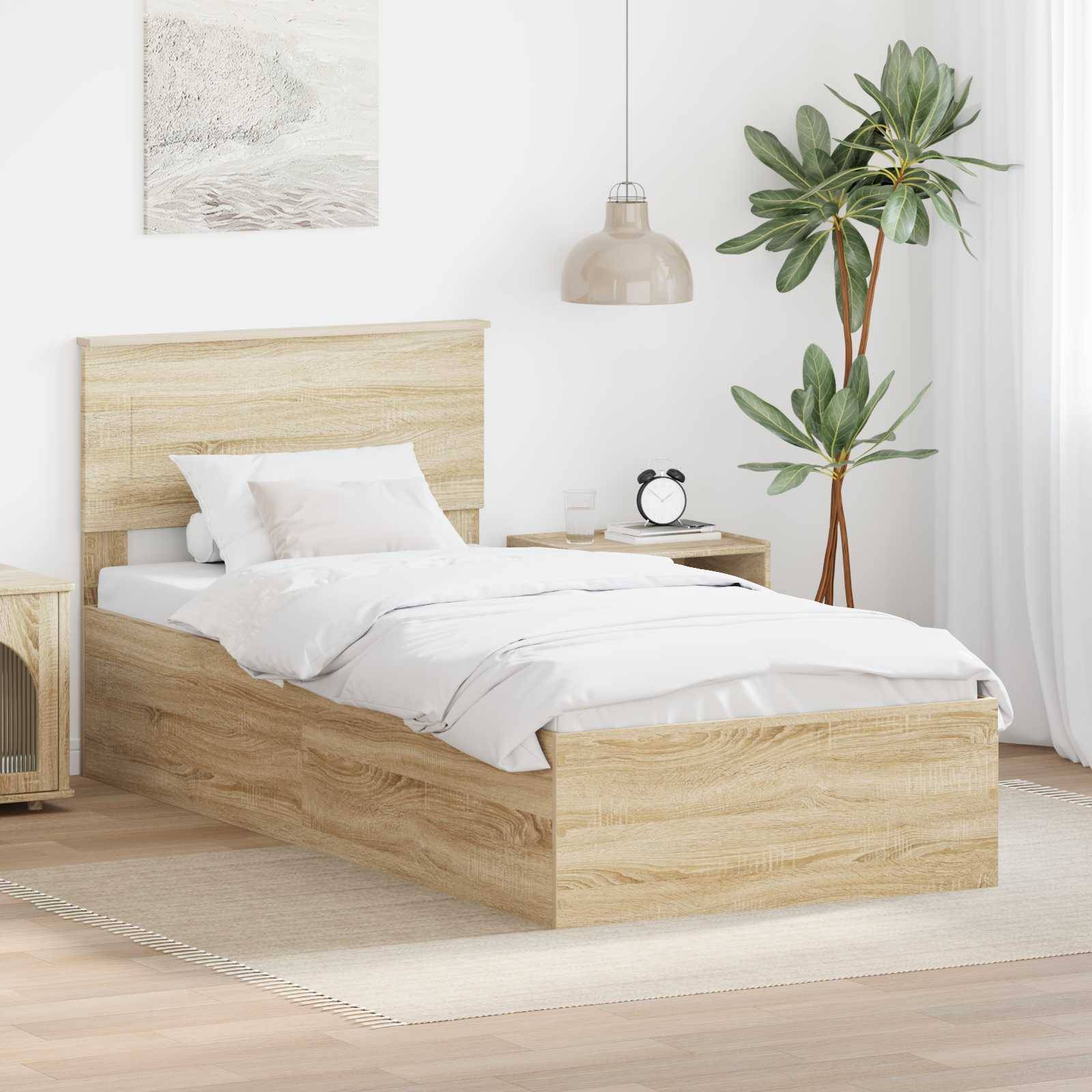 Ein modernes Schlafzimmer mit einem Holzbett, das mit weißer Bettwäsche und zwei Kissen ausgestattet ist, ein kleiner Holznachttisch, eine große Topfpflanze und ein beiger Teppich.