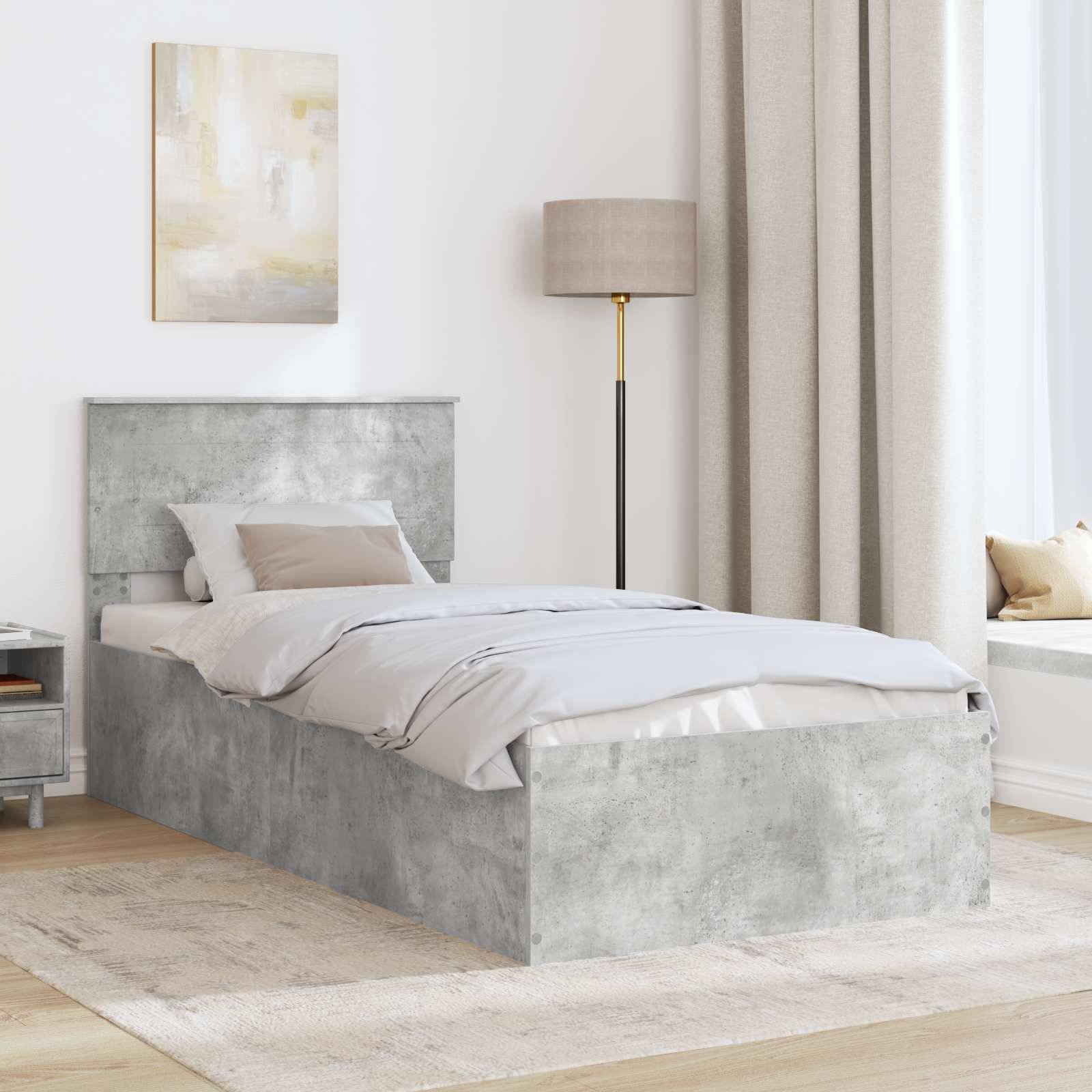 Ein modernes Schlafzimmer mit einem grauen Bett, beige Bettwäsche, einem Nachttisch mit einer Lampe und hellfarbenen Vorhängen. Minimalistische Dekoration und natürliches Licht.