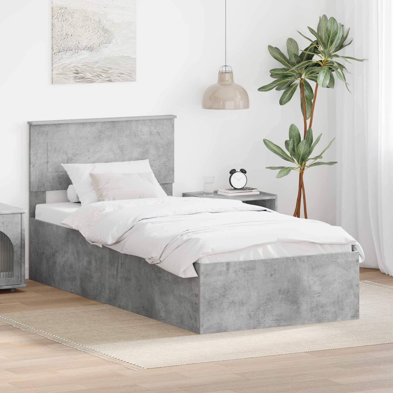 Ein minimalistisches Schlafzimmer mit einem hellgrauen Bett, weißer Bettwäsche, einem Nachttisch und einer Zimmerpflanze. Eine Lampe und ein Gemälde schmücken den Raum.