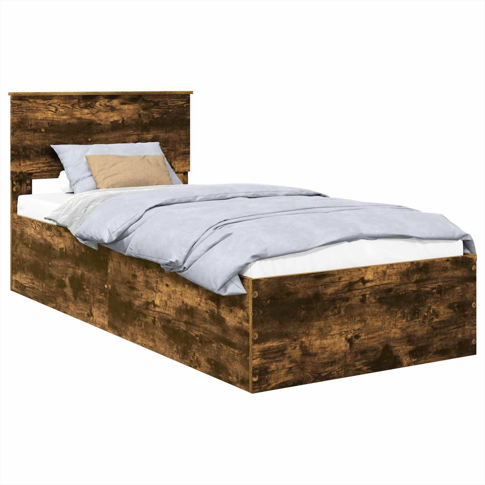 Ein rustikales, hölzernes Einzelbett mit Kopfteil, bedeckt mit einer hellblauen Bettdecke und Kissen, vor einem weißen Hintergrund.