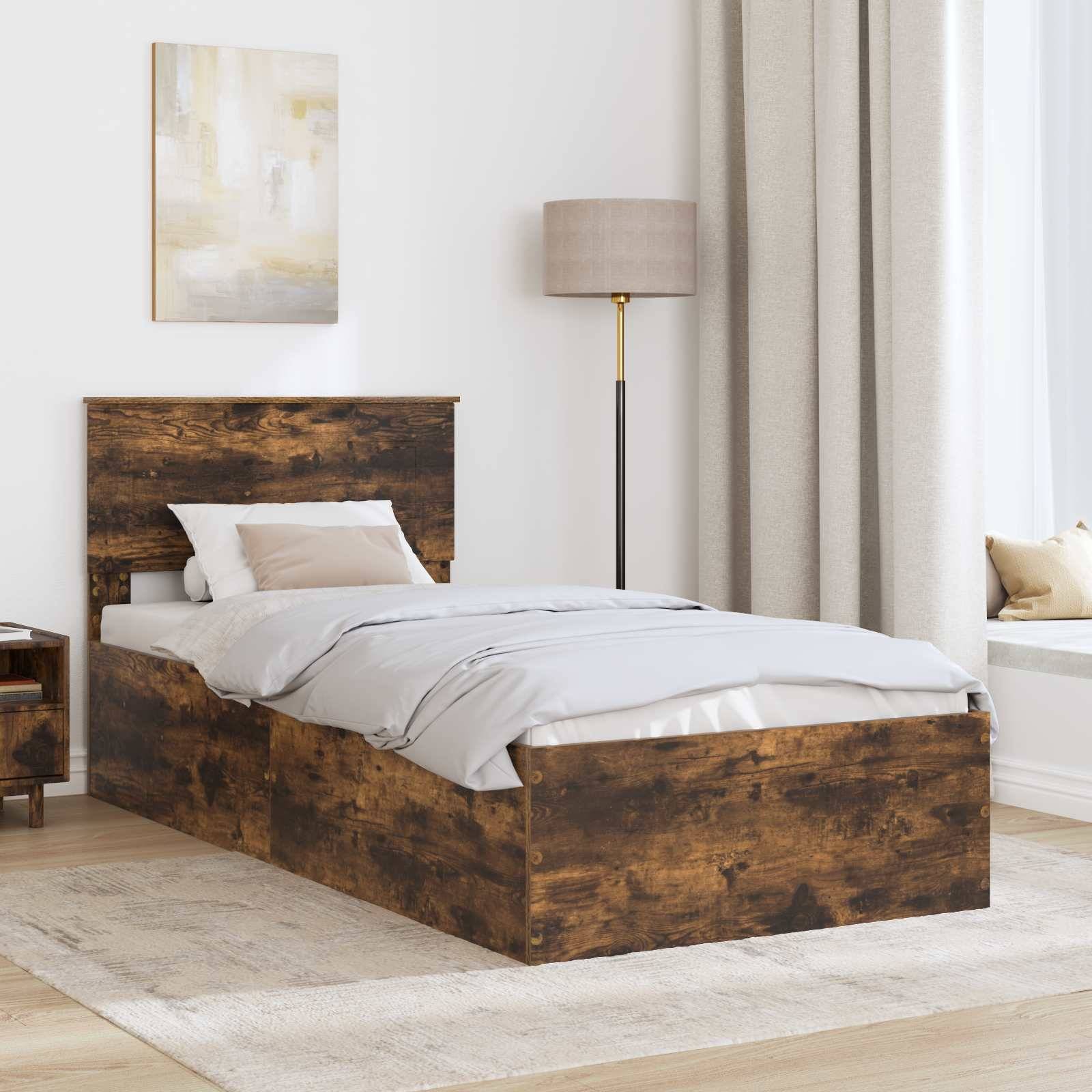 Ein Schlafzimmer mit einem Holzbett, weißer Bettwäsche, einem Nachttisch, einer Lampe und einer Fensterbank. Helle Vorhänge und ein Wandgemälde komplettieren die Dekoration.