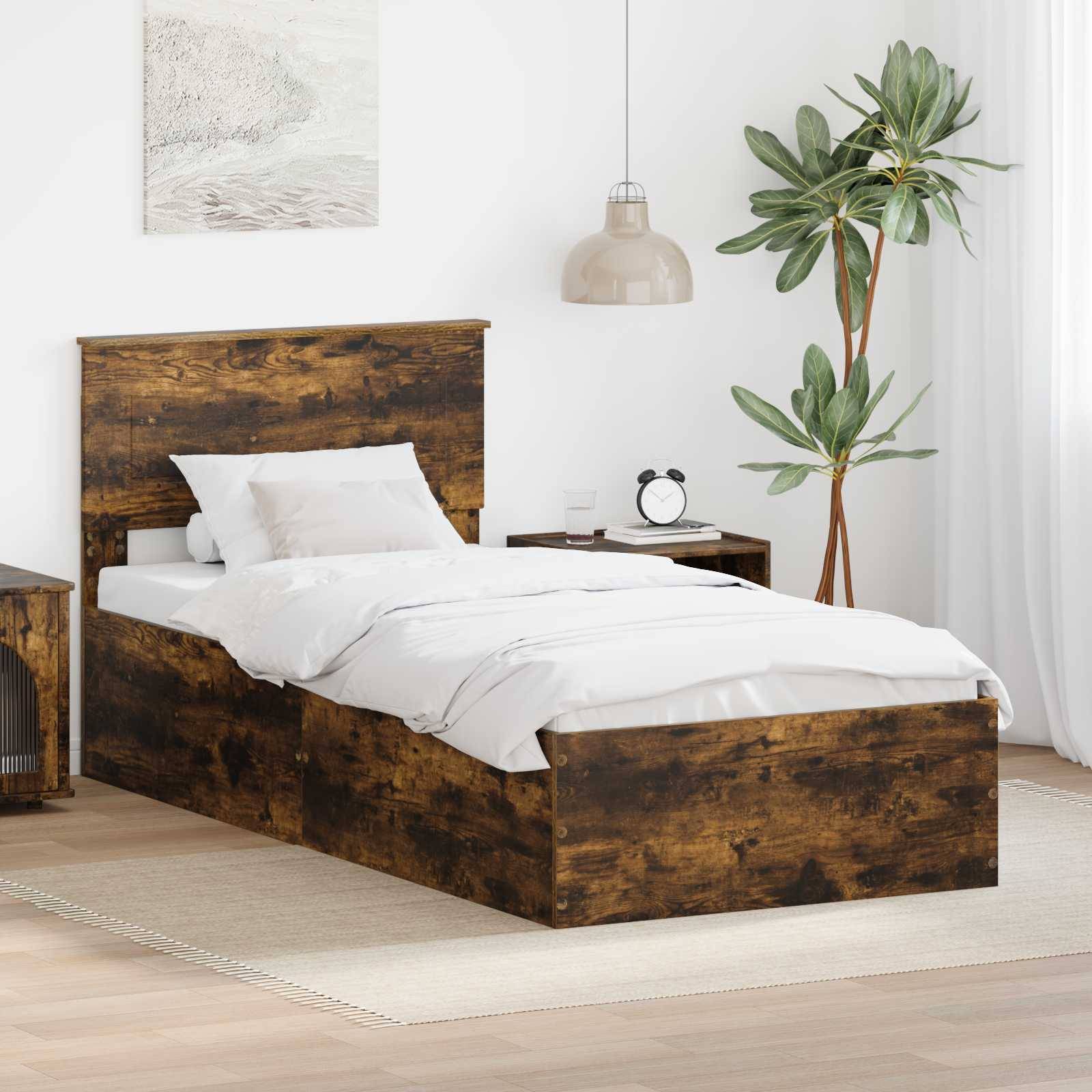 Ein Schlafzimmer mit einem Einzelbett, das mit weißer Bettwäsche ausgestattet ist, einem Holznachttisch, einer Lampe, einer Pflanze und Wandkunst. Minimalistische Einrichtung.