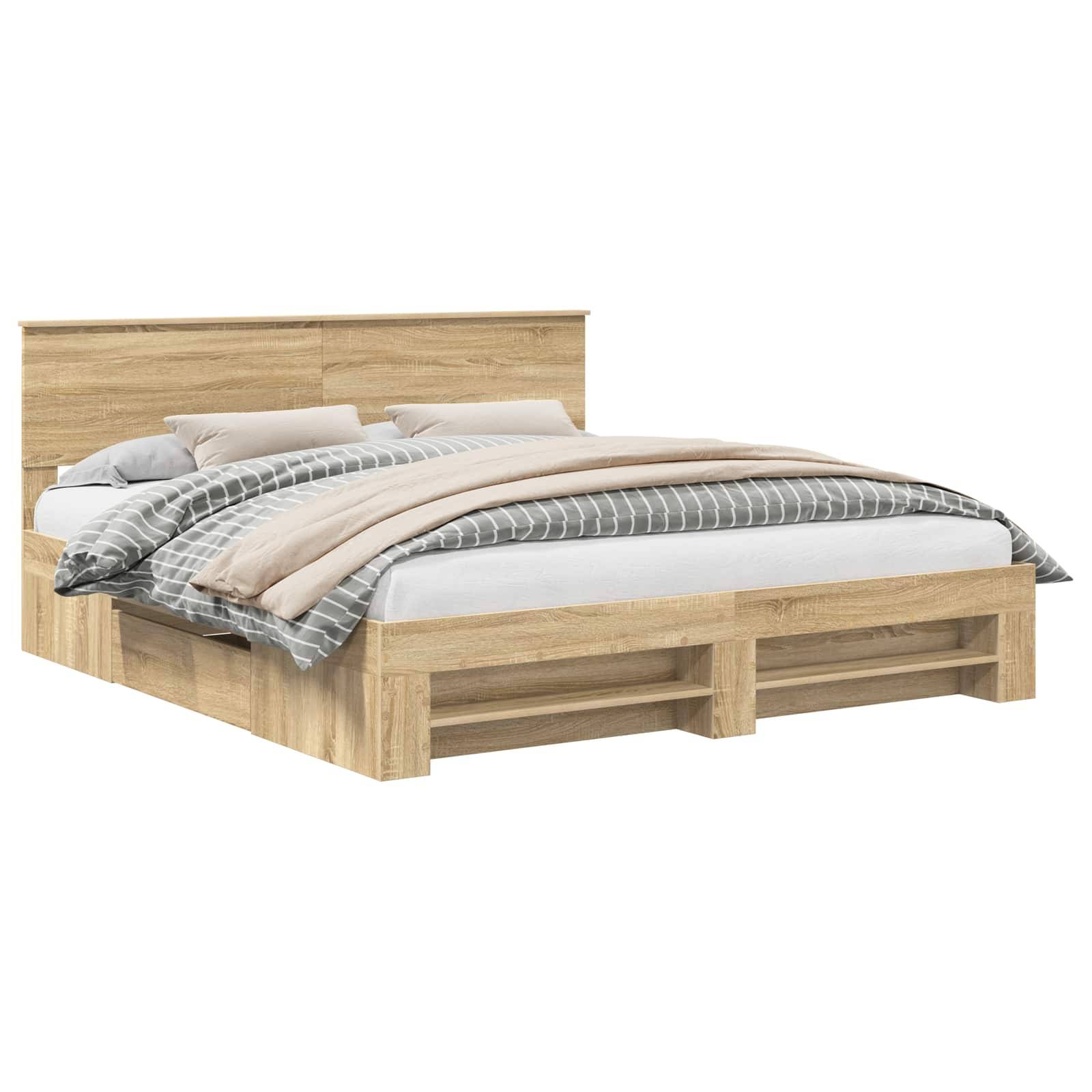 Ein Holzplattformbett mit Kopfteil, das mit sorgfältig angeordneter grau-beiger Bettwäsche bestückt ist.