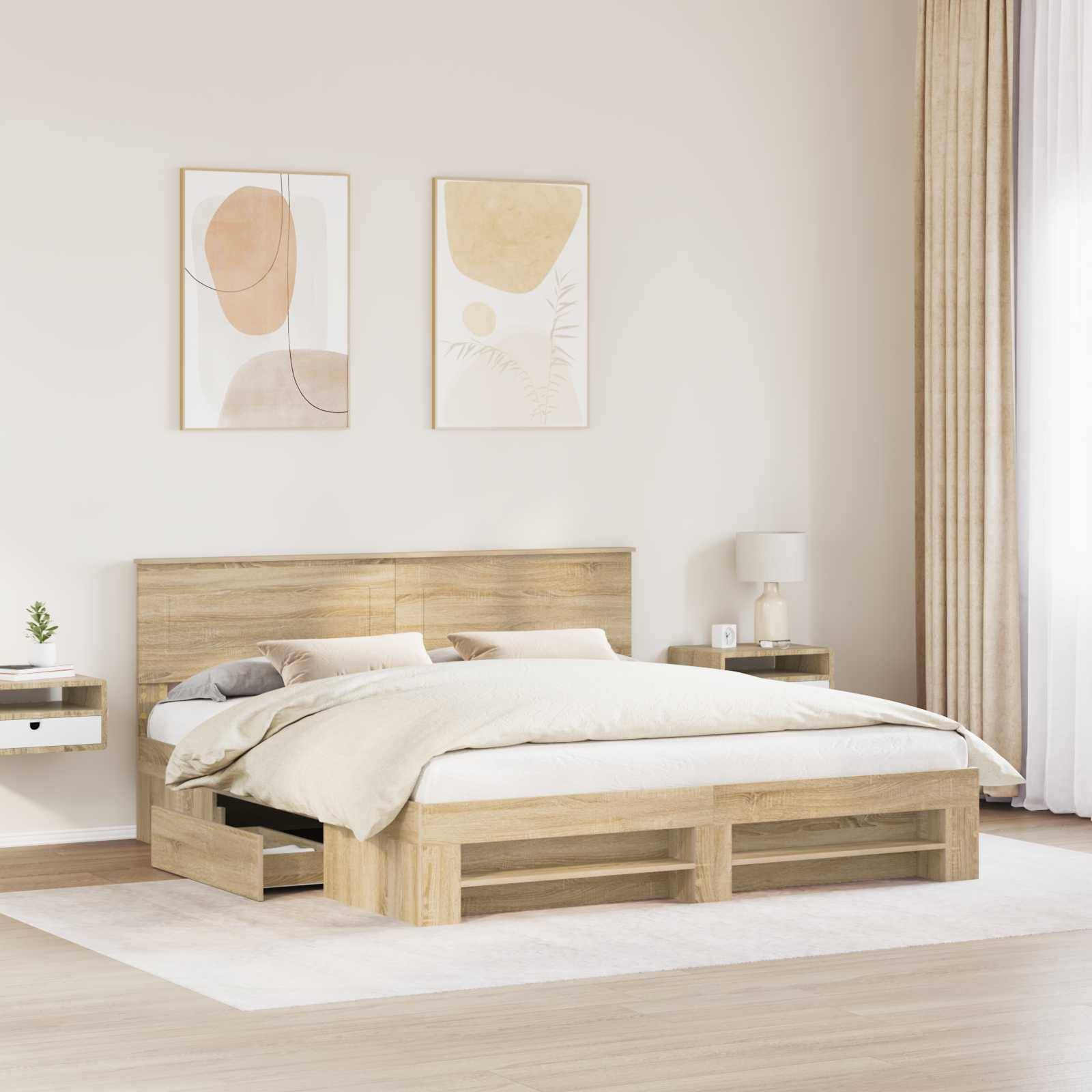 Schlafzimmer mit einem Holzbett, weißer Bettwäsche und beigen Vorhängen. Zwei abstrakte Kunstwerke hängen über dem Kopfteil. Minimalistische Dekoration.