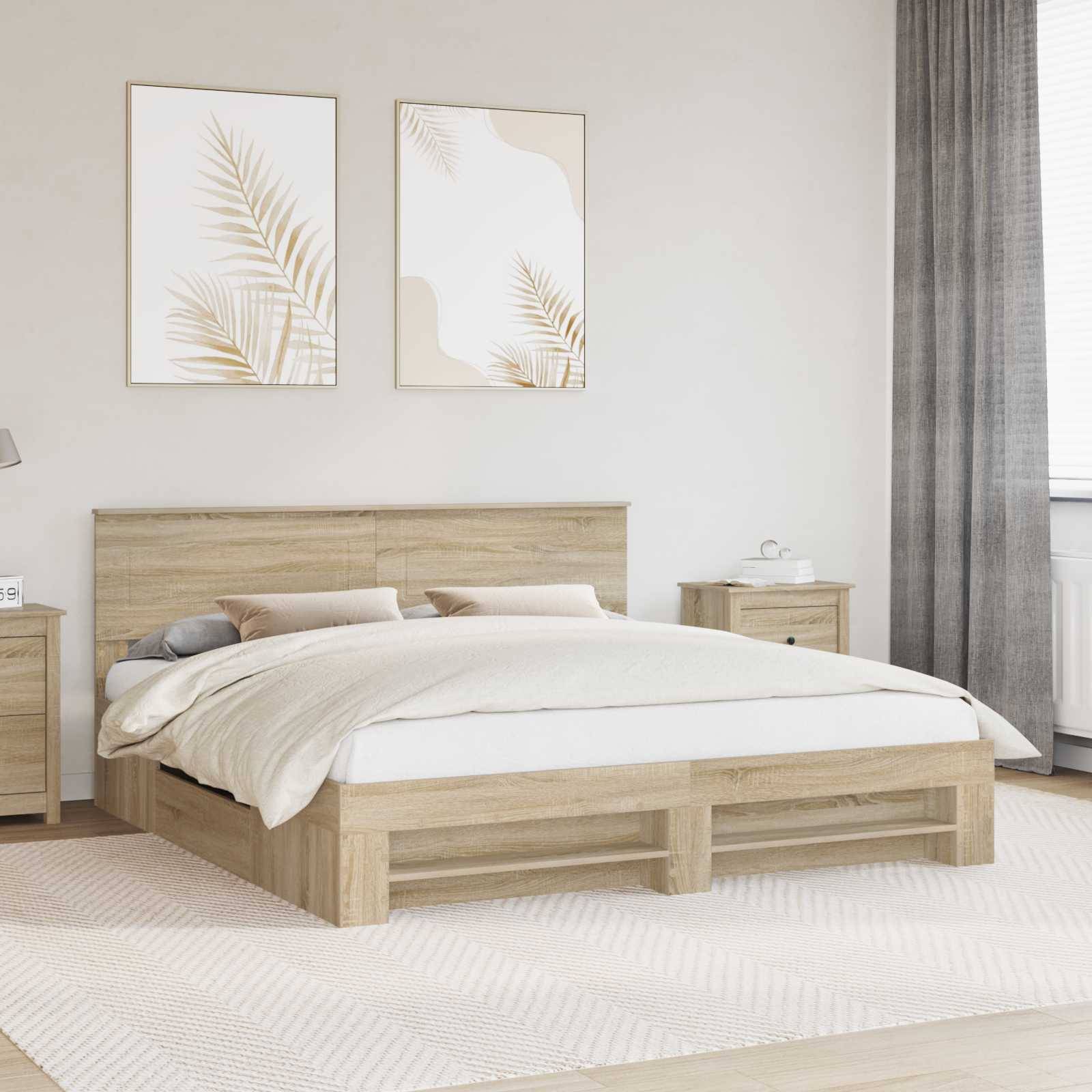 Ein minimalistisches Schlafzimmer mit einem Holzbett, heller Bettwäsche und Einrichtung in neutralen Tönen. Zwei Kunstwerke mit Blattmustern hängen über dem Bett.