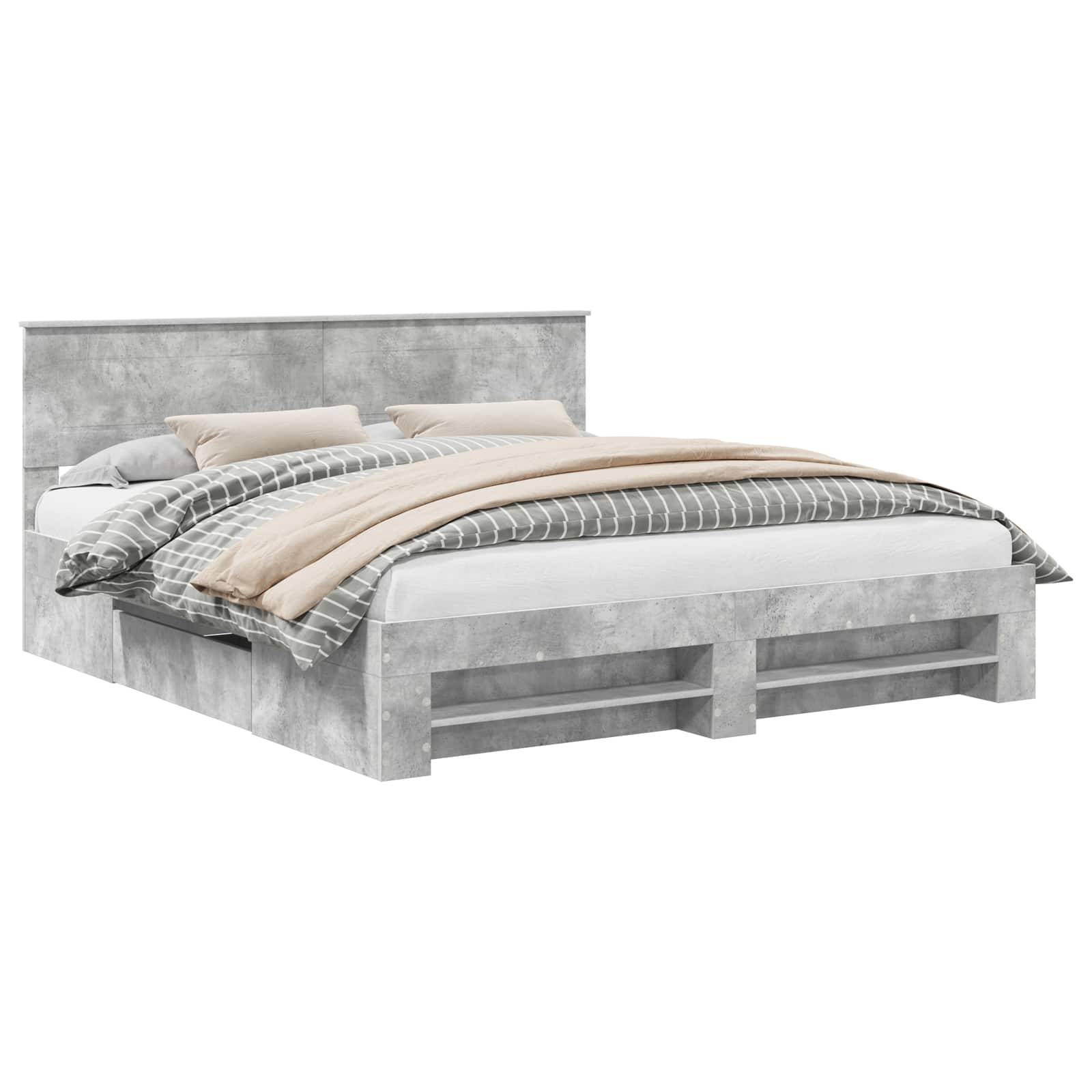Ein modernes Bett mit einem Rahmen im Betonlook-Stil in Grau, zwei Kissen und einer beige-grün gestreiften Bettdecke.