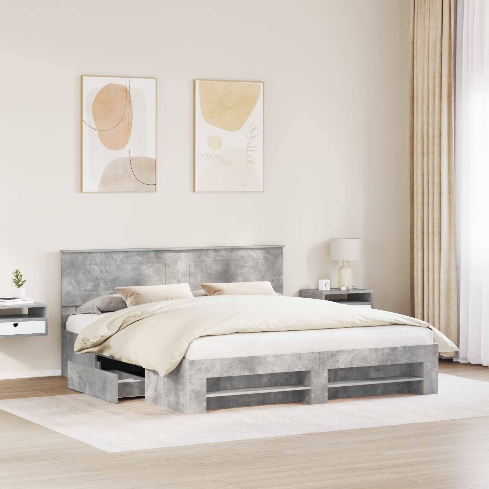Ein modernes Schlafzimmer mit einem grauen Plattformbett, heller Bettwäsche, zwei kleinen Pflanzen, abstrakter Kunst an der Wand und großen Fenstergardinen.