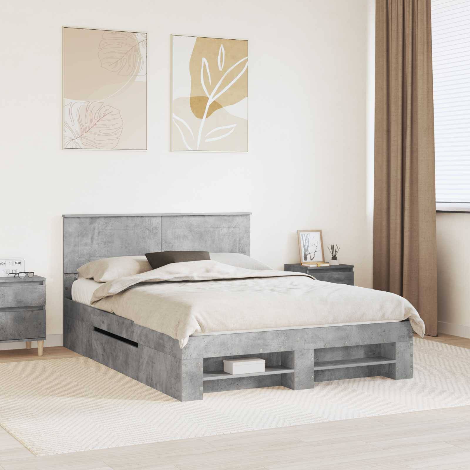 Ein modernes Schlafzimmer zeigt ein graues Bett mit integriertem Stauraum, neutrale Bettwäsche, passende Nachttische, minimalistische Kunst und ein Fenster mit Jalousien.