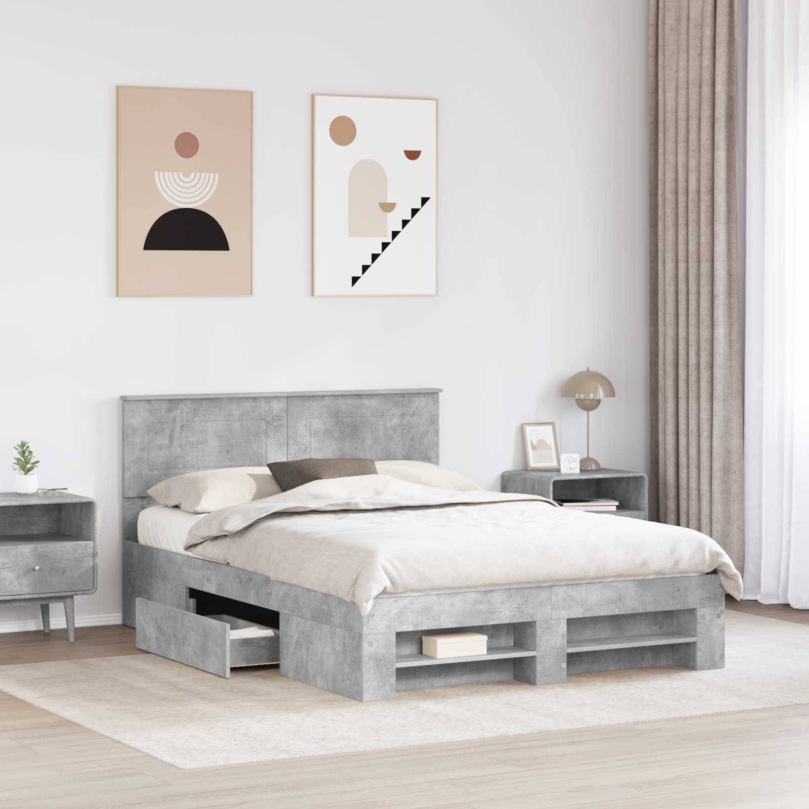 Ein modernes Schlafzimmer mit einem grauen Plattformbett, zwei abstrakten Kunstwerken an der Wand, einem Nachttisch mit einer Lampe und einem beigen Teppich.