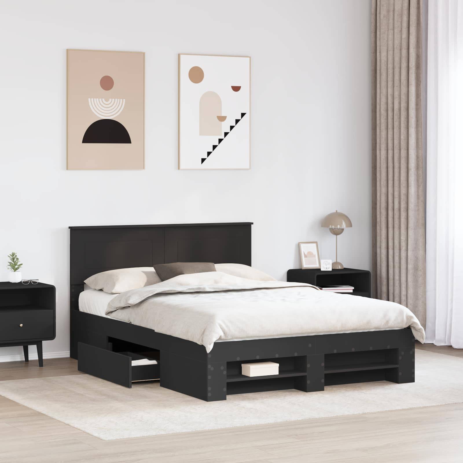 Ein modernes Schlafzimmer mit einem schwarzen Bettgestell und neutraler Bettwäsche. Über dem Bett hängen zwei abstrakte Kunstdrucke an der weißen Wand. Neben dem Bett steht ein Nachttisch mit einer Lampe und einer kleinen Pflanze.