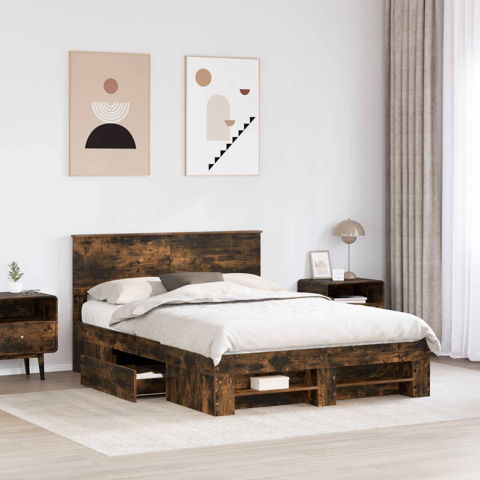 Ein modernes Schlafzimmer mit einem Holzbett mit integriertem Stauraum, zwei abstrakten Kunstwerken an der Wand und einem kleinen Tisch mit einer Lampe.