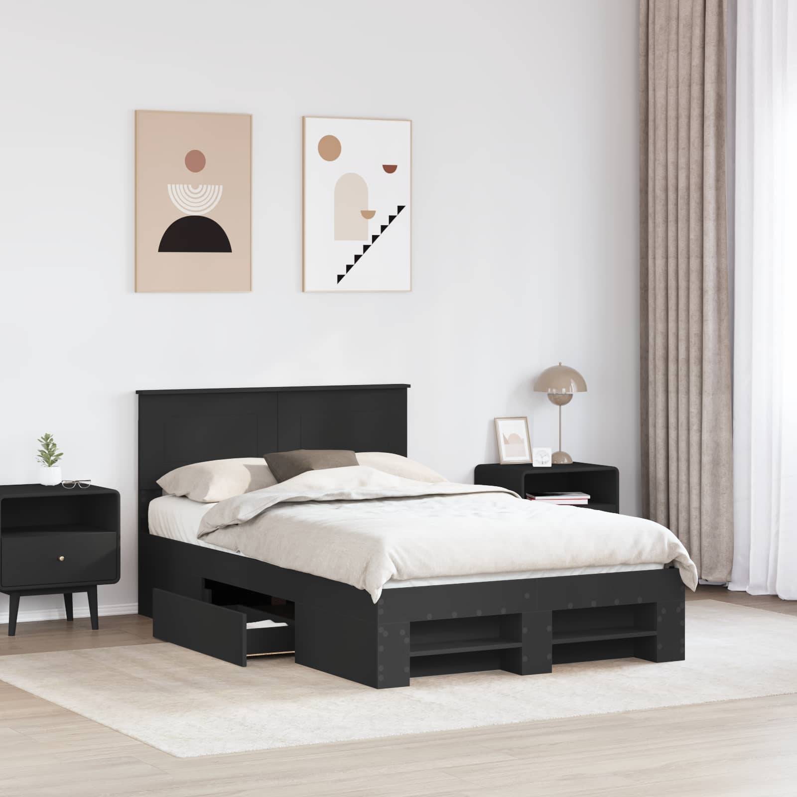 Ein modernes Schlafzimmer mit einem schwarzen Bett, das Aufbewahrungsschubladen darunter hat, zwei Nachttischen, einer Lampe und abstrakten Kunstwerken an der Wand.