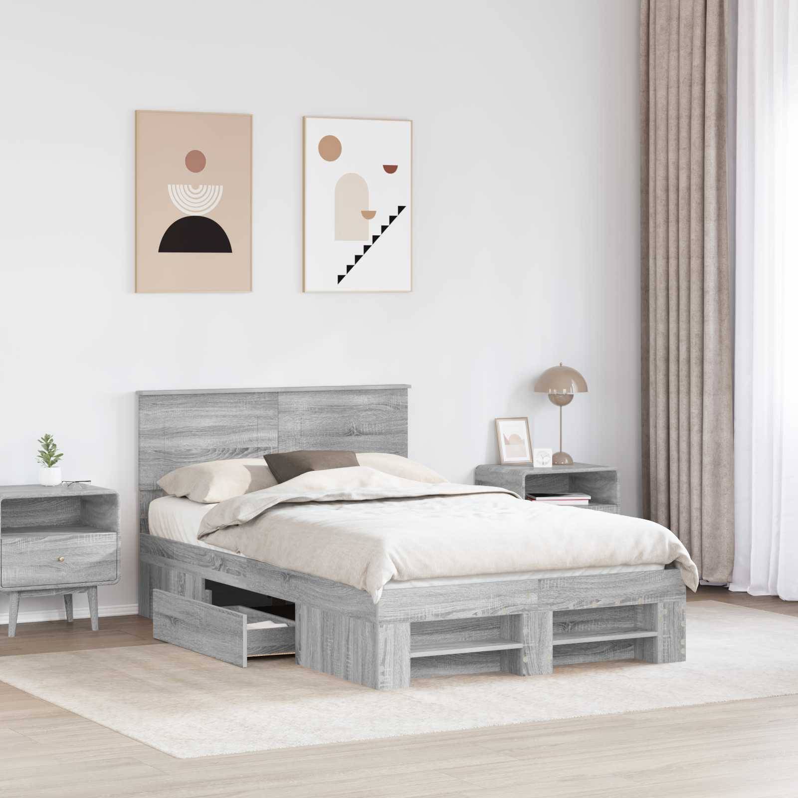 Ein modernes Schlafzimmer zeigt ein graues Holzbett mit Aufbewahrungsschubladen, beige Bettwäsche, zwei Nachttischen, einer Lampe und zwei abstrakten Kunstwerken an der Wand.