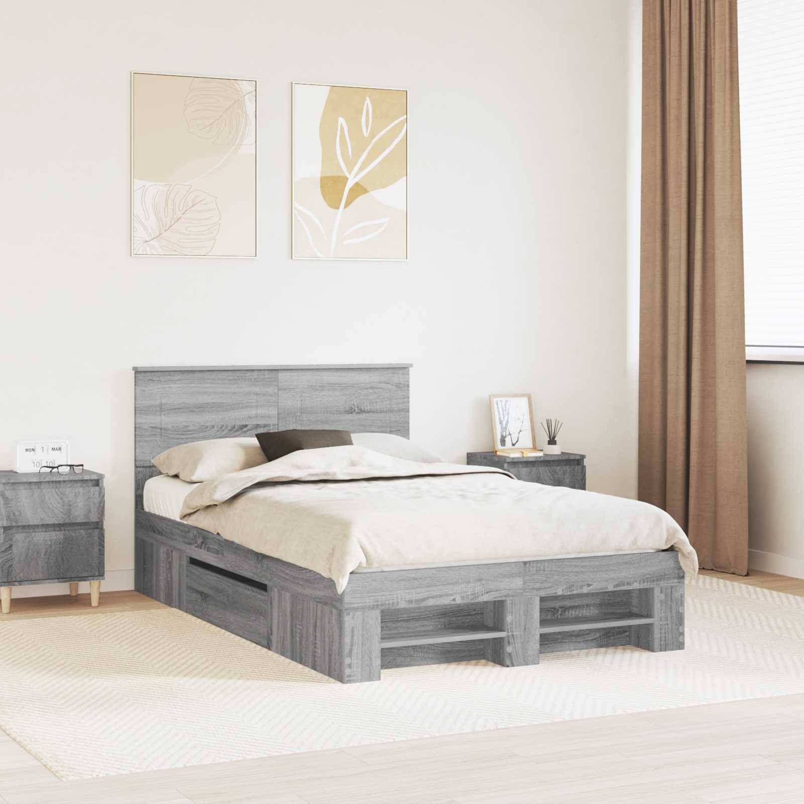 Ein modernes Schlafzimmer mit einem grauen Holzbett, beigefarbener Bettwäsche und passenden Nachttischen. Zwei abstrakte Kunstwerke hängen über dem Bett. Ein Fenster mit braunen Vorhängen befindet sich rechts.