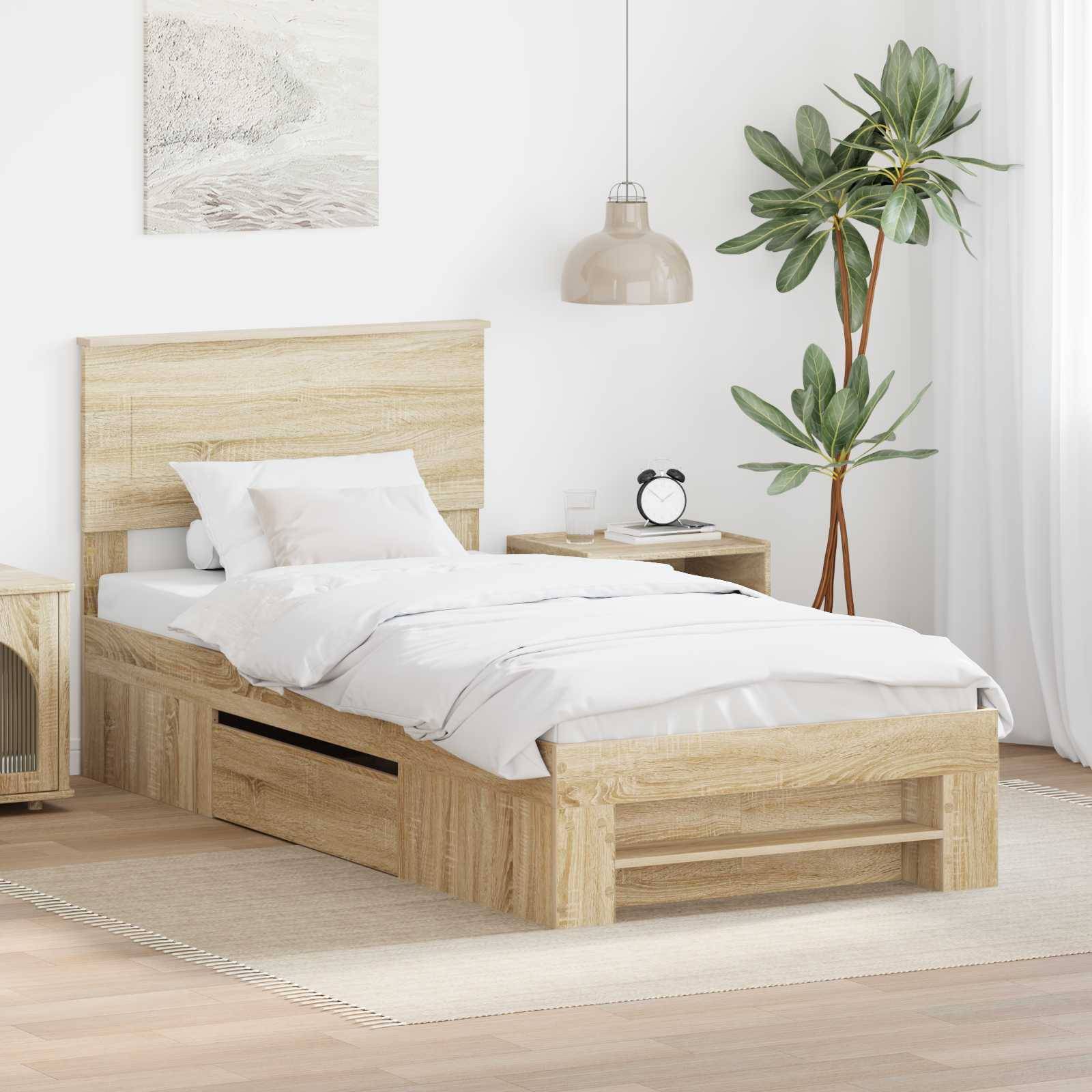 Ein Schlafzimmer mit einem Holzbett, weißer Bettwäsche, einem Nachttisch, einer Pendelleuchte und einer großen Zimmerpflanze. Ein Teppich bedeckt den Boden.